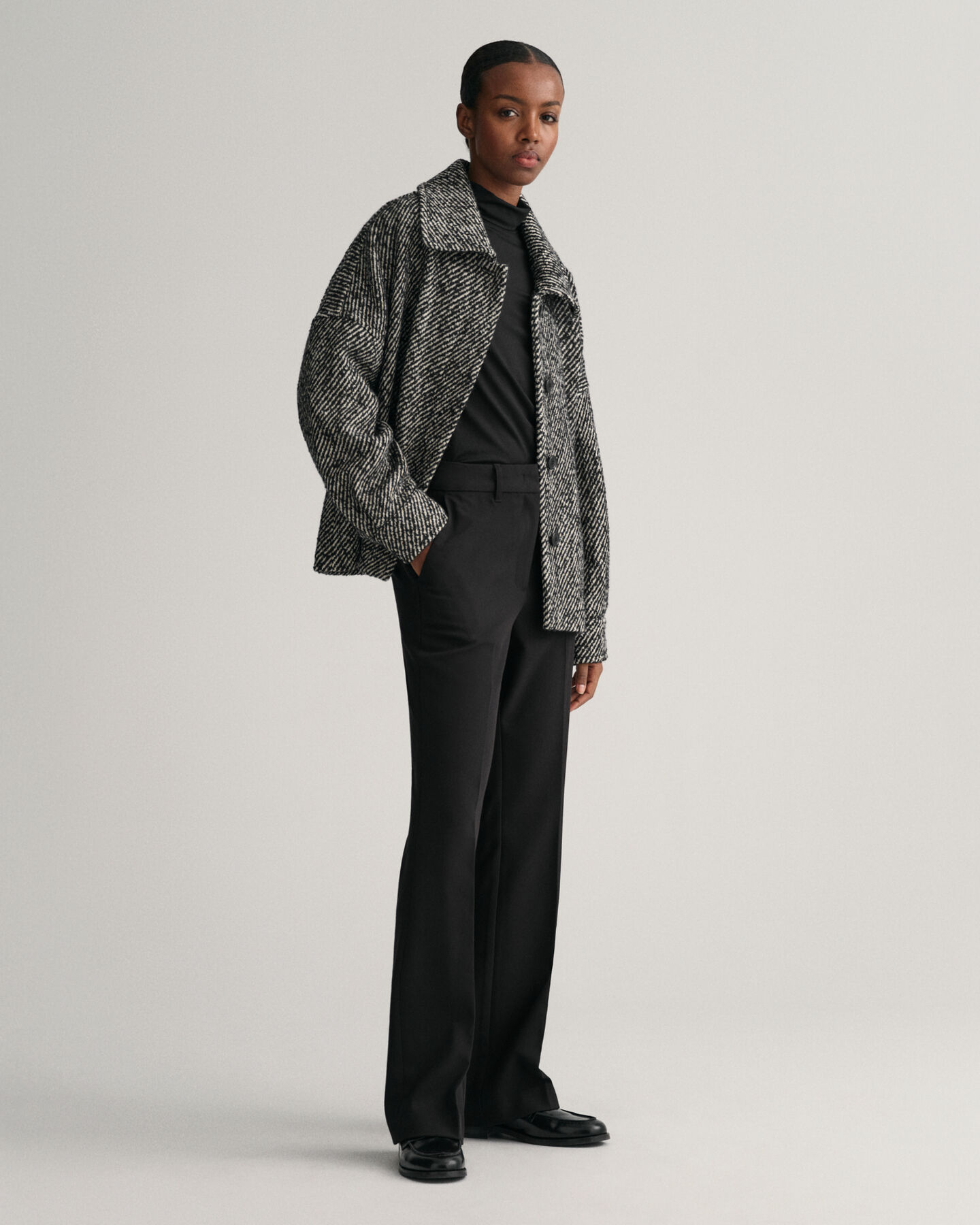 Slim fit ‑mitoitetut alaspäin levenevät housut