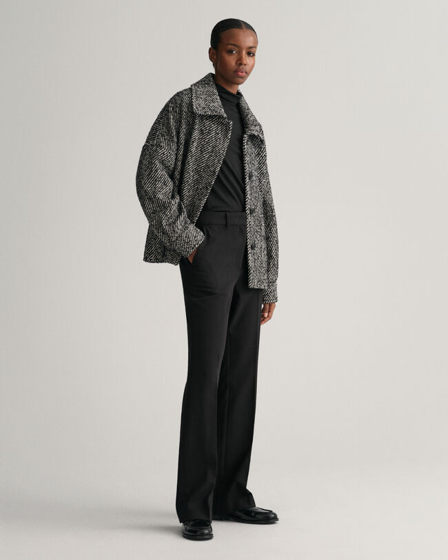 Slim fit ‑mitoitetut alaspäin levenevät housut