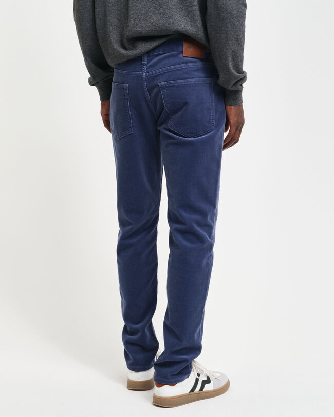 Slim&nbsp;fit ‑mitoitetut vakosamettifarkut