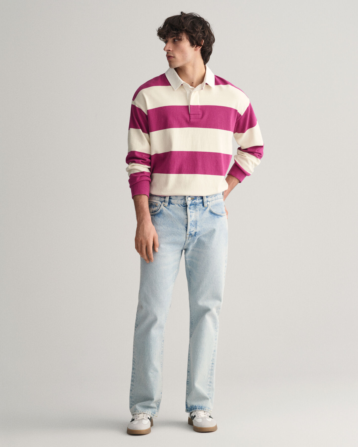 Loose fit ‑mitoitetut vaaleat pesukäsitellyt farkut