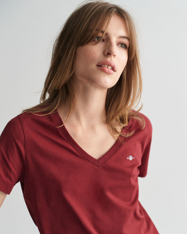 Shield-t‑paita, jossa v-pääntie