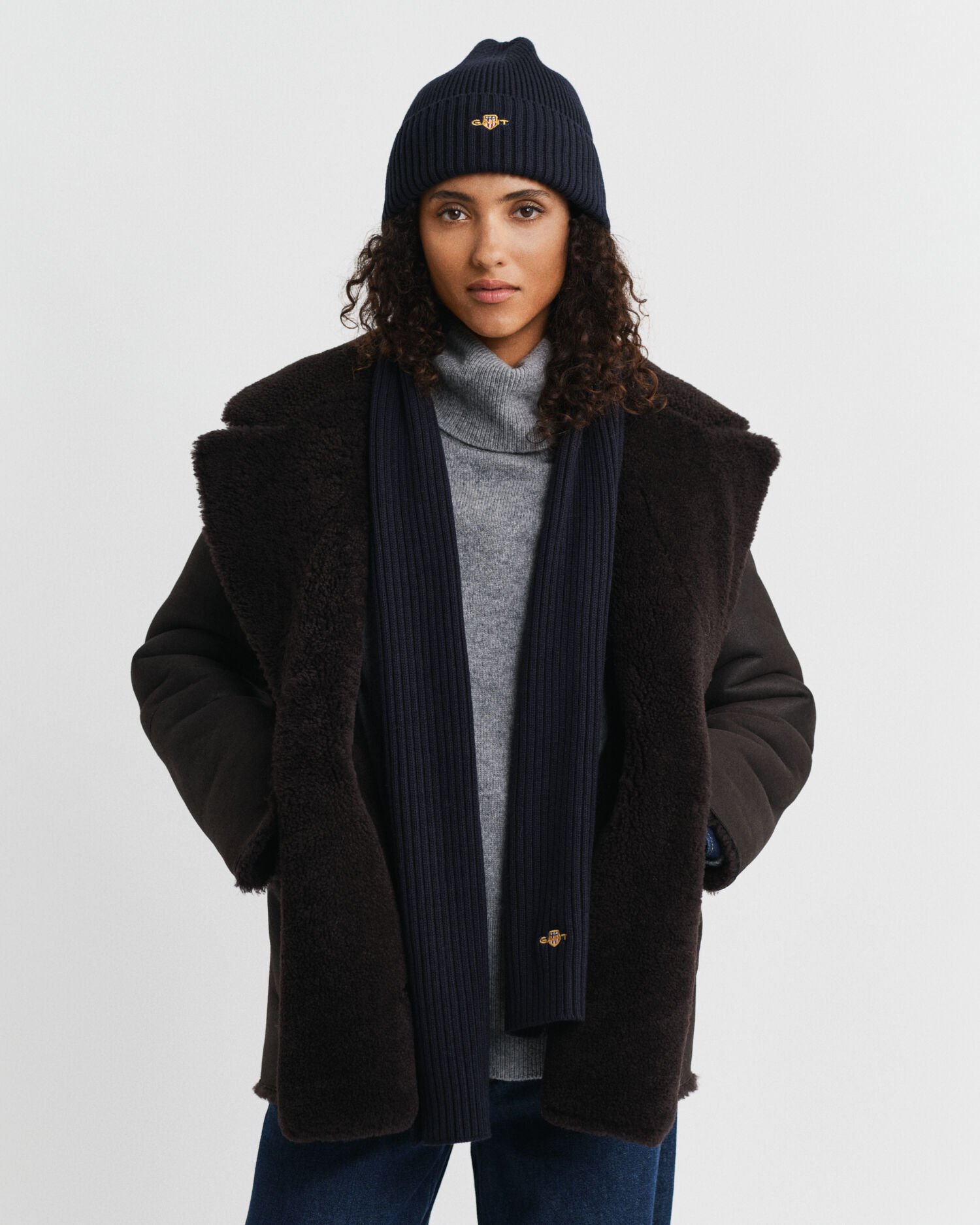 Shield-pipo ja -huivi lahjapakkauksessa