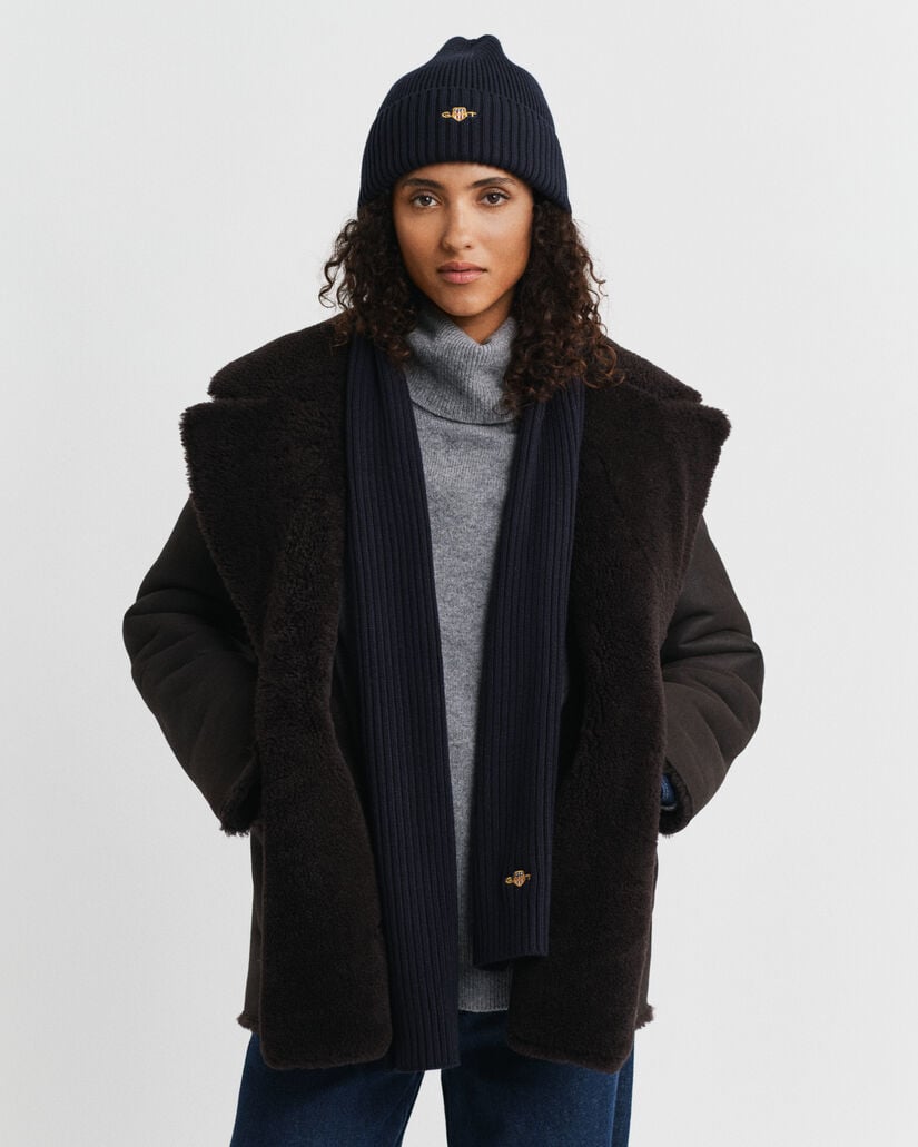 Shield-pipo ja -huivi lahjapakkauksessa