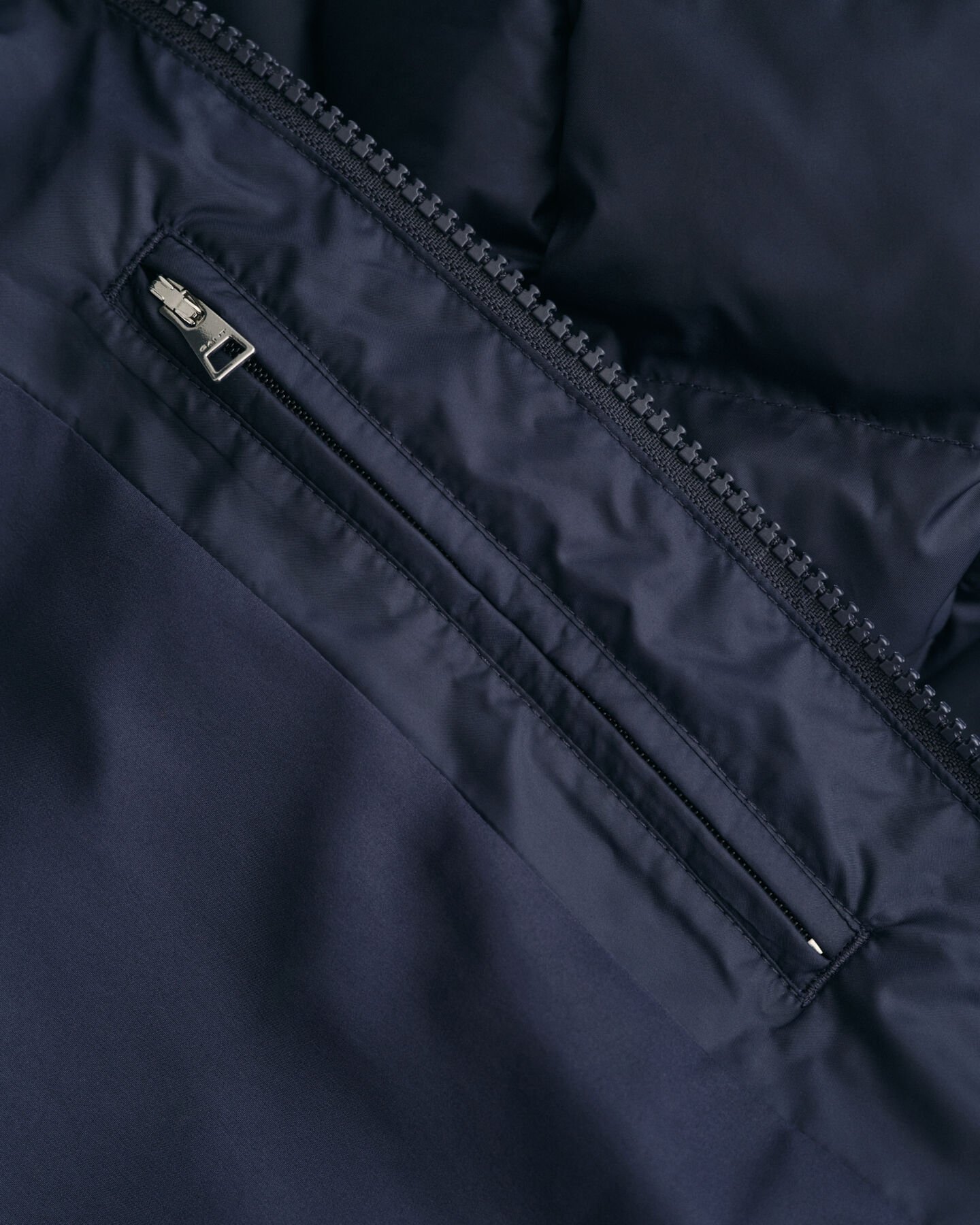 Teens-malliston Shield-kevyttoppatakki