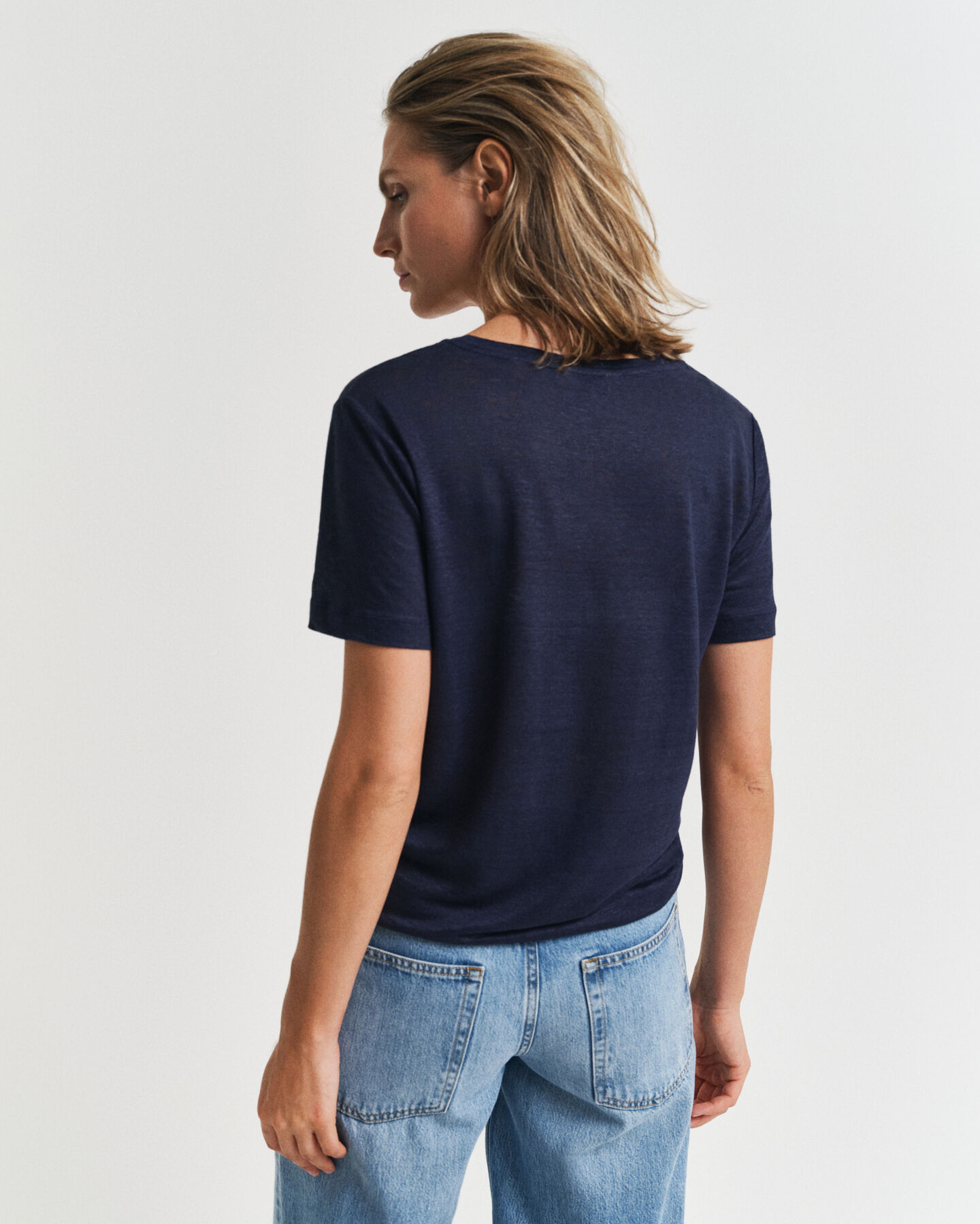 Pellava-t‑paita, v-p&auml;&auml;ntie