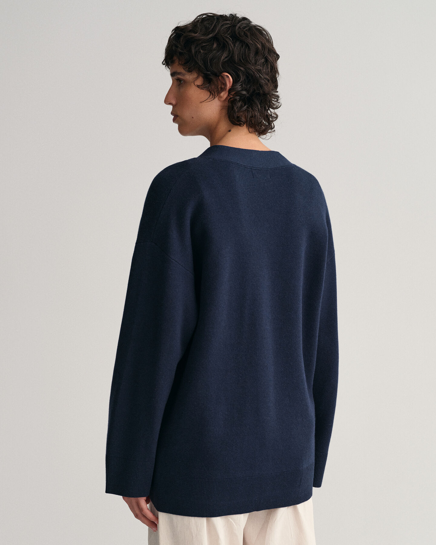 Relaxed fit ‑mitoitettu neuletakki, jossa v-pääntie