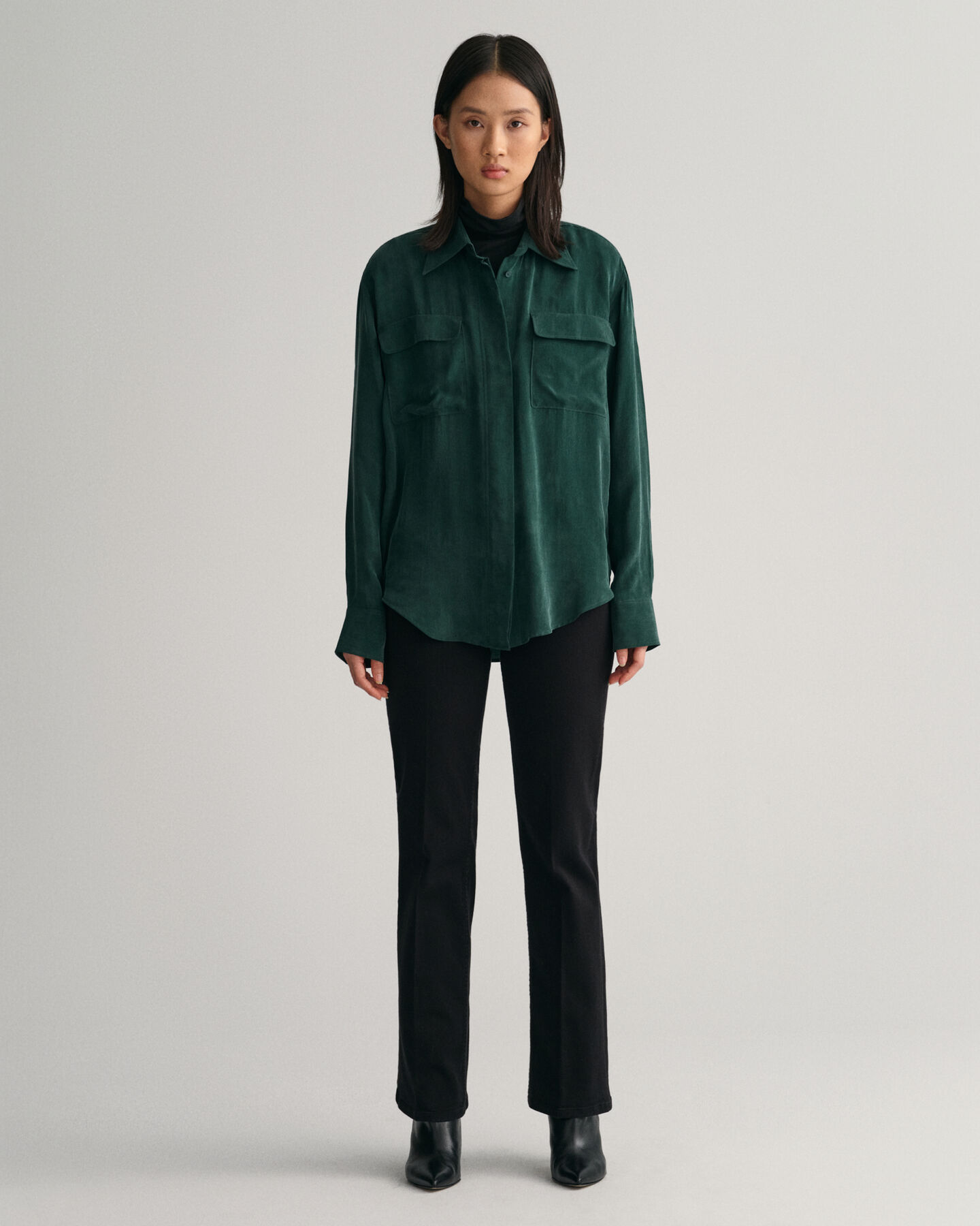 Alaspäin levenevät värifarkut