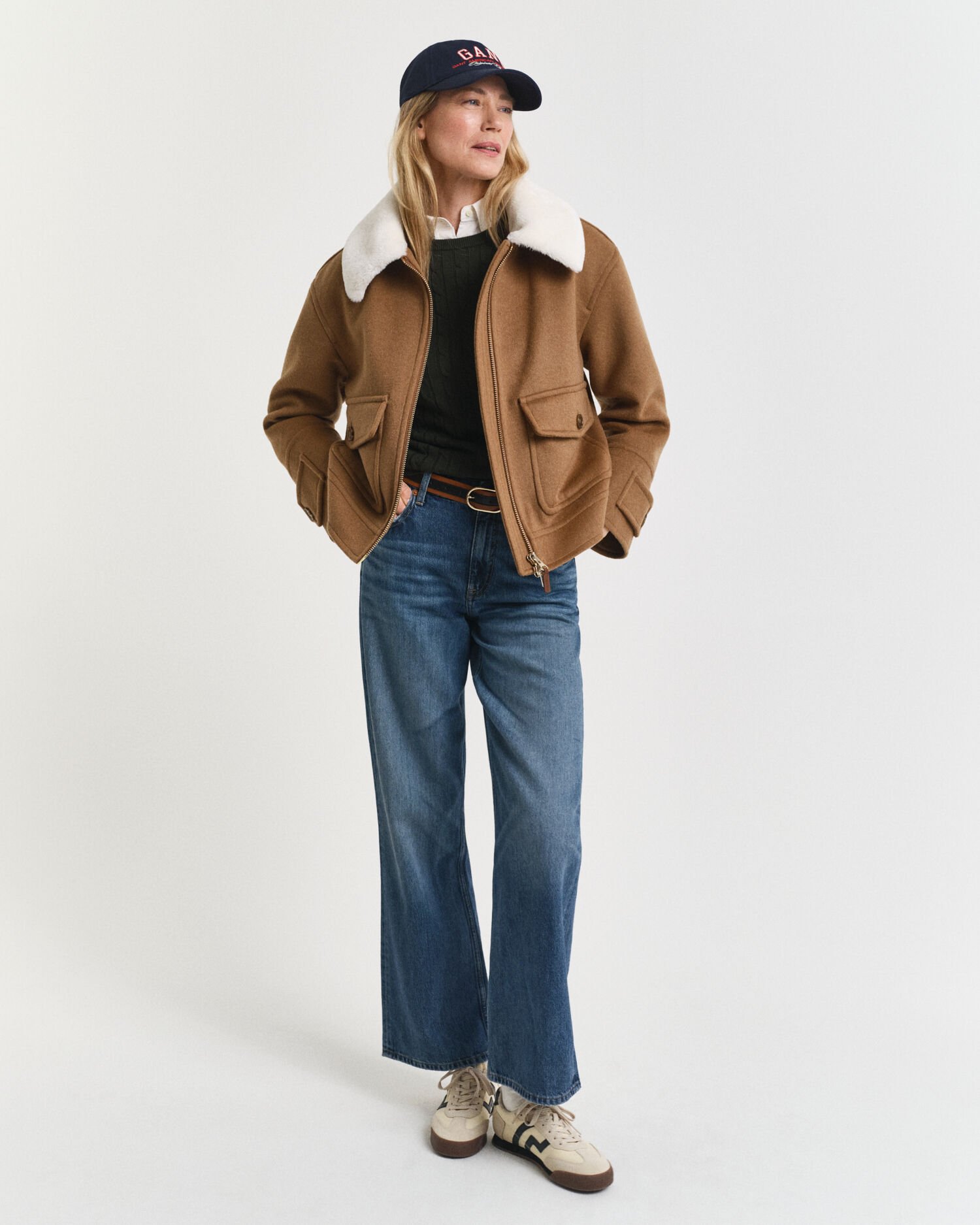 Palmikkoneule, jossa pyöreä pääntie