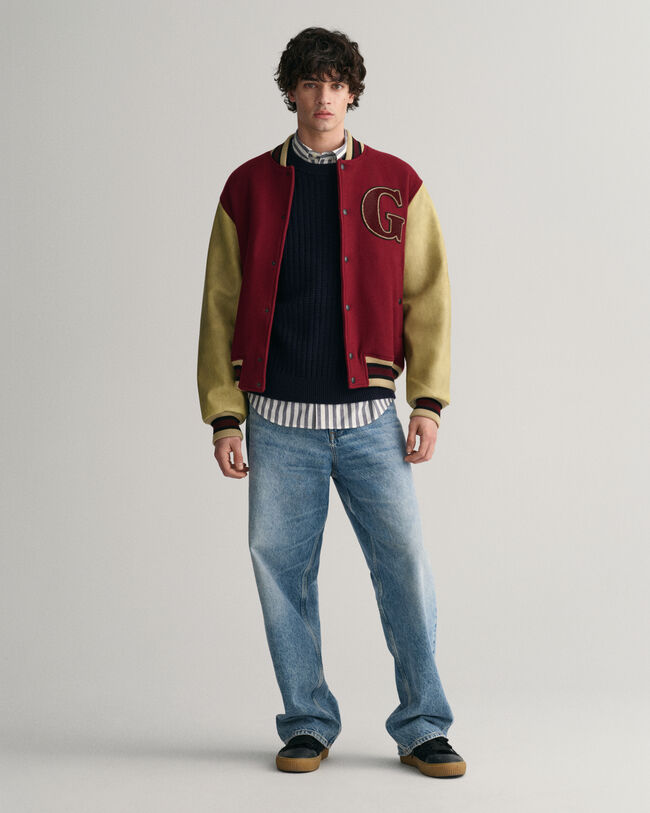 Kohopintainen neulepusero, jossa pyöreä pääntie