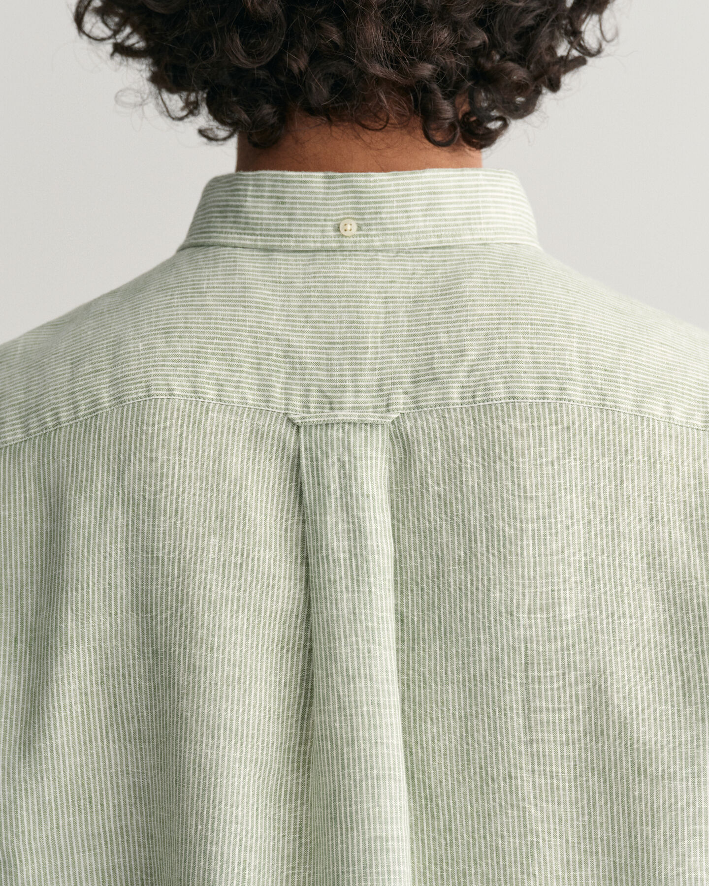 Regular&nbsp;fit ‑mitoitettu raidallinen pellavapaita