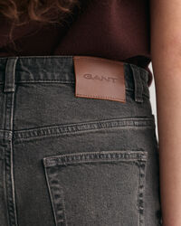 Vajaamittaiset suoralahkeiset farkut