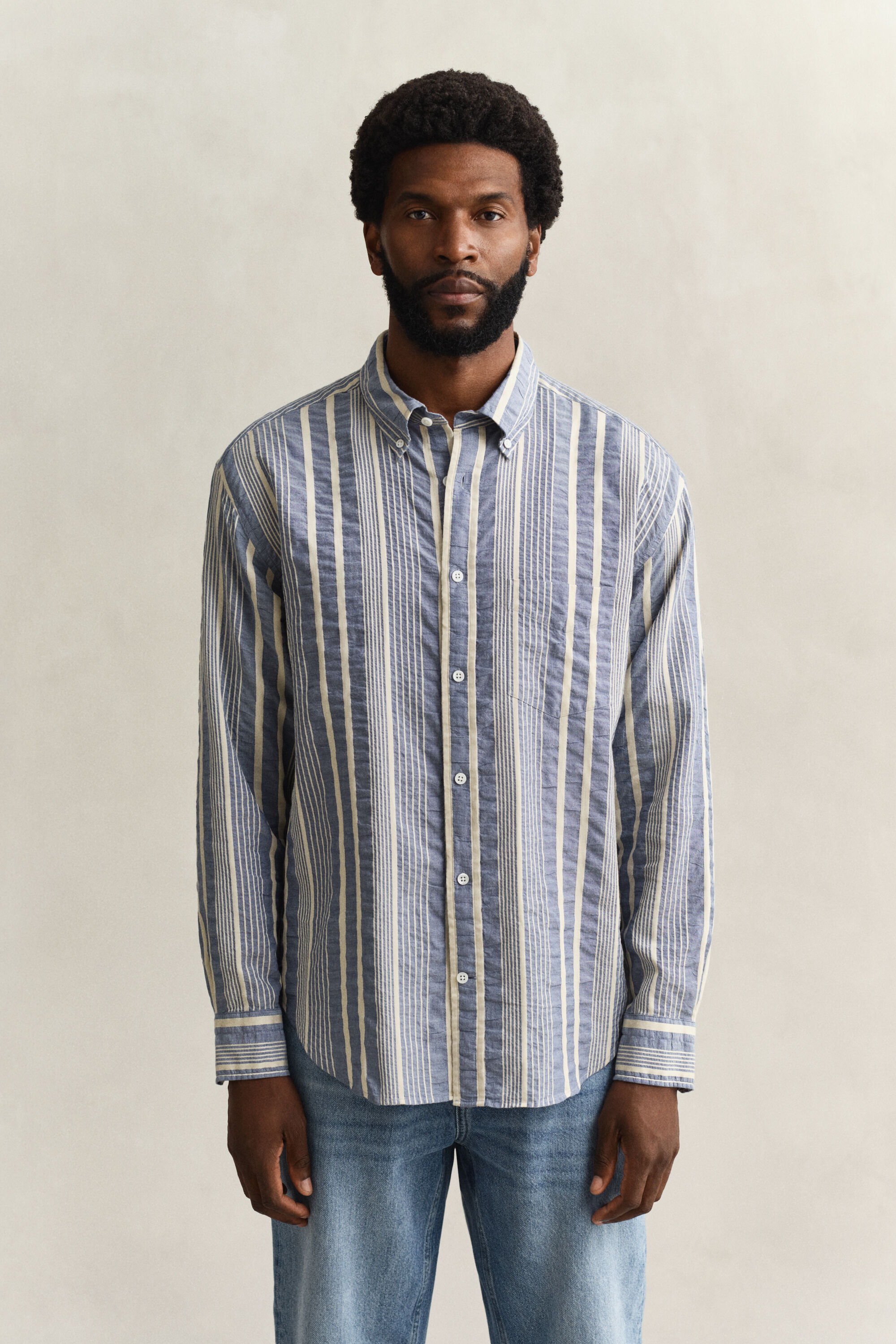 Relaxed fit ‑mitoitettu Seersucker-raitapaita