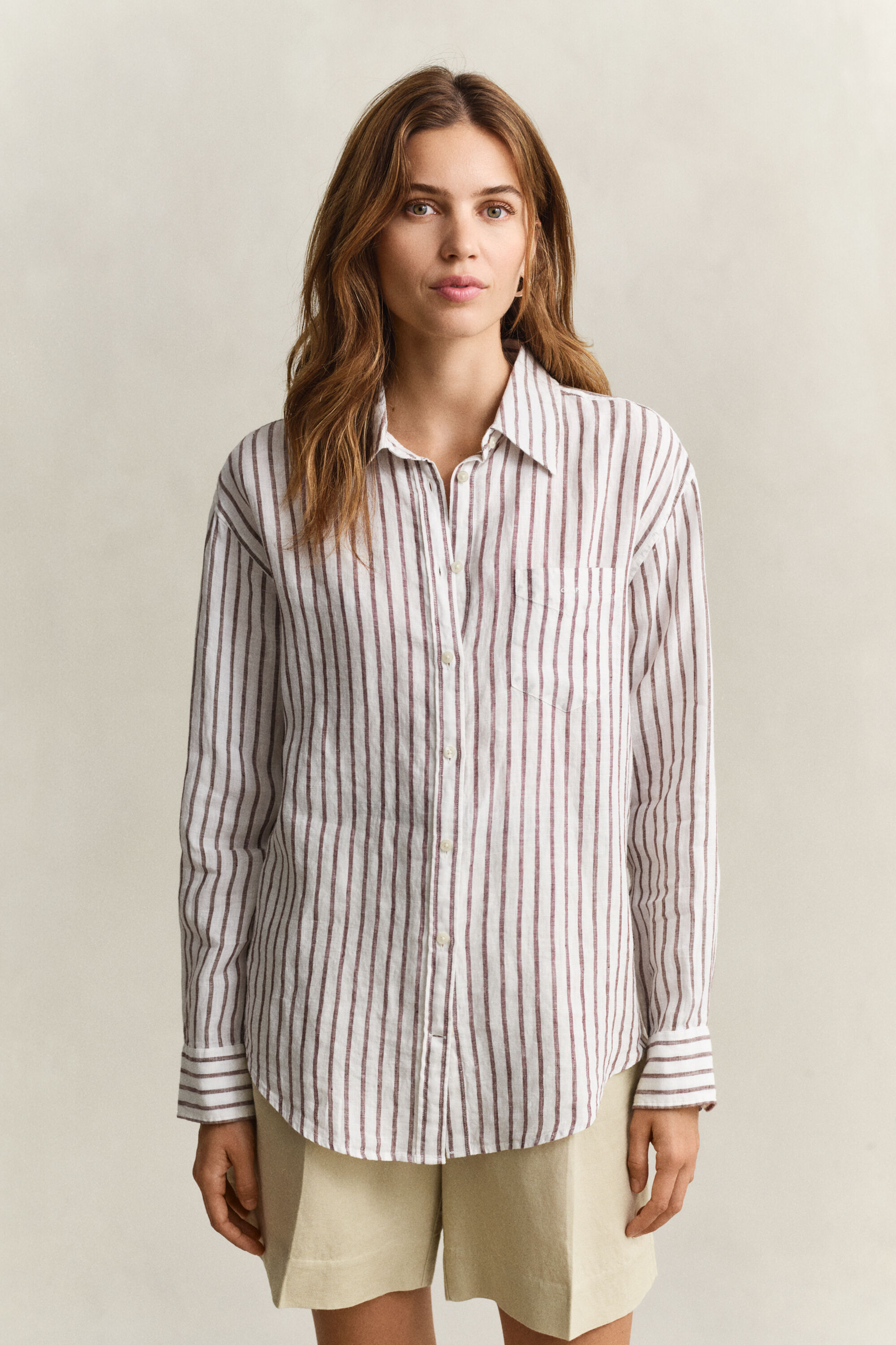 Relaxed fit ‑mitoitettu raidallinen pellavapaita