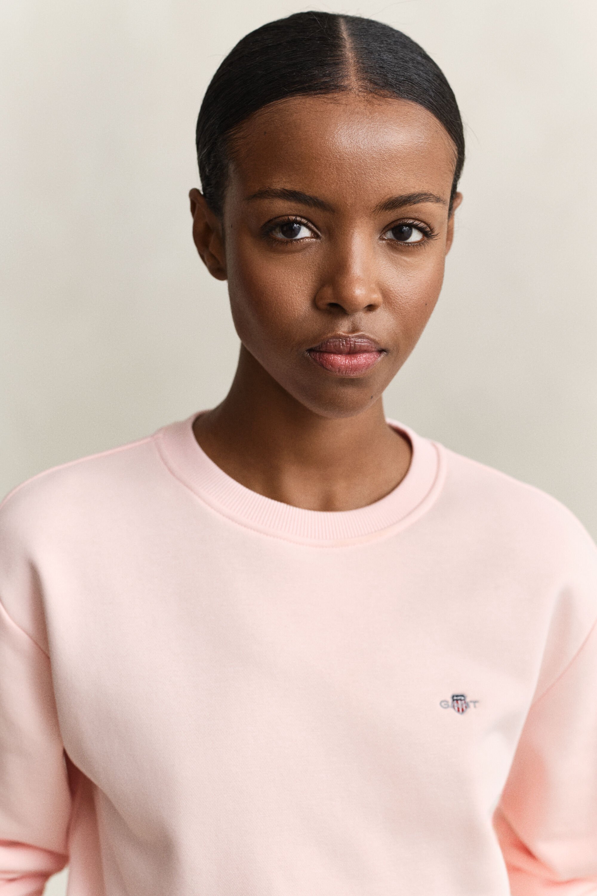 Shield-collegepaita, jossa pyöreä pääntie