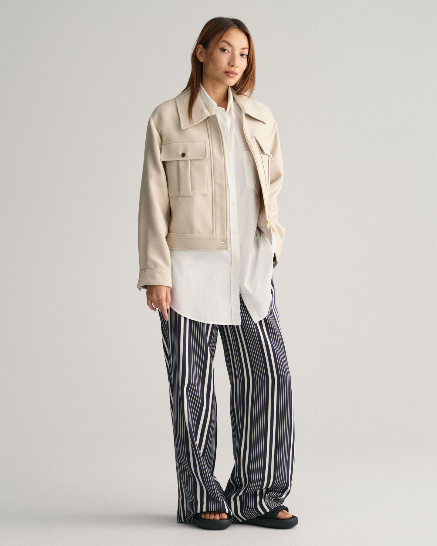 Regular fit ‑mitoitetut leveälahkeiset raitahousut