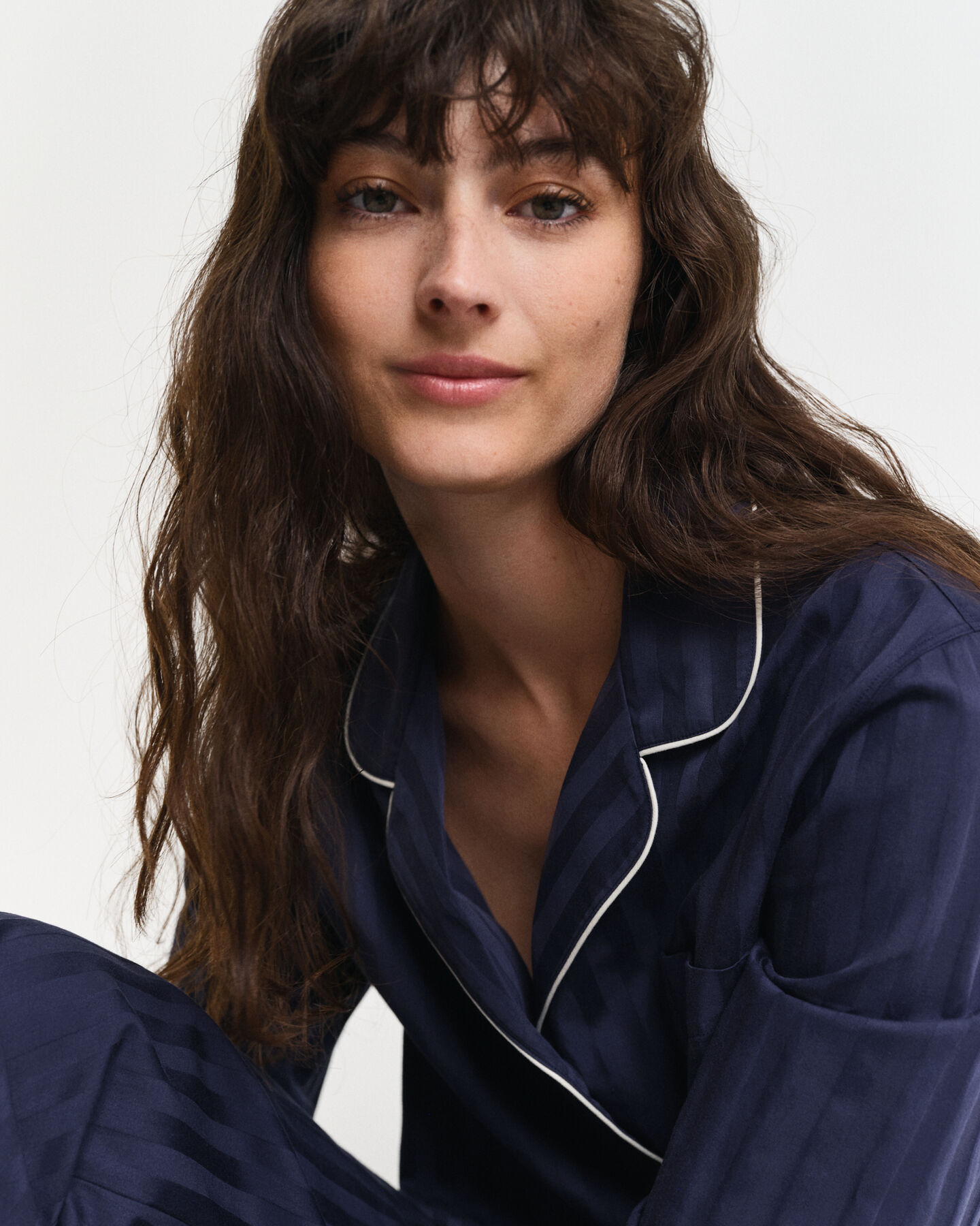 Raidallinen pyjama lahjapakkauksessa