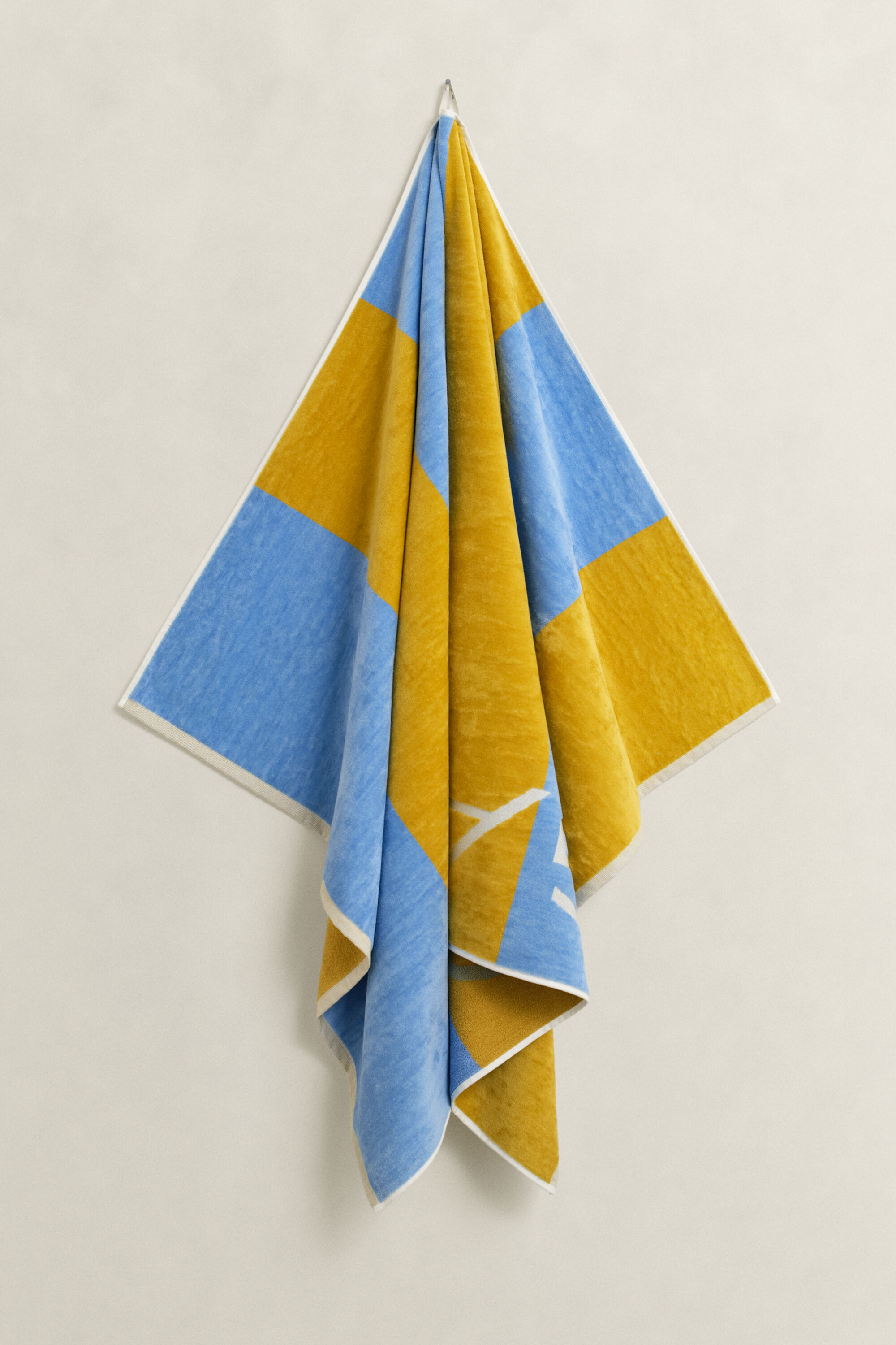 Leveäraitainen rantapyyhe