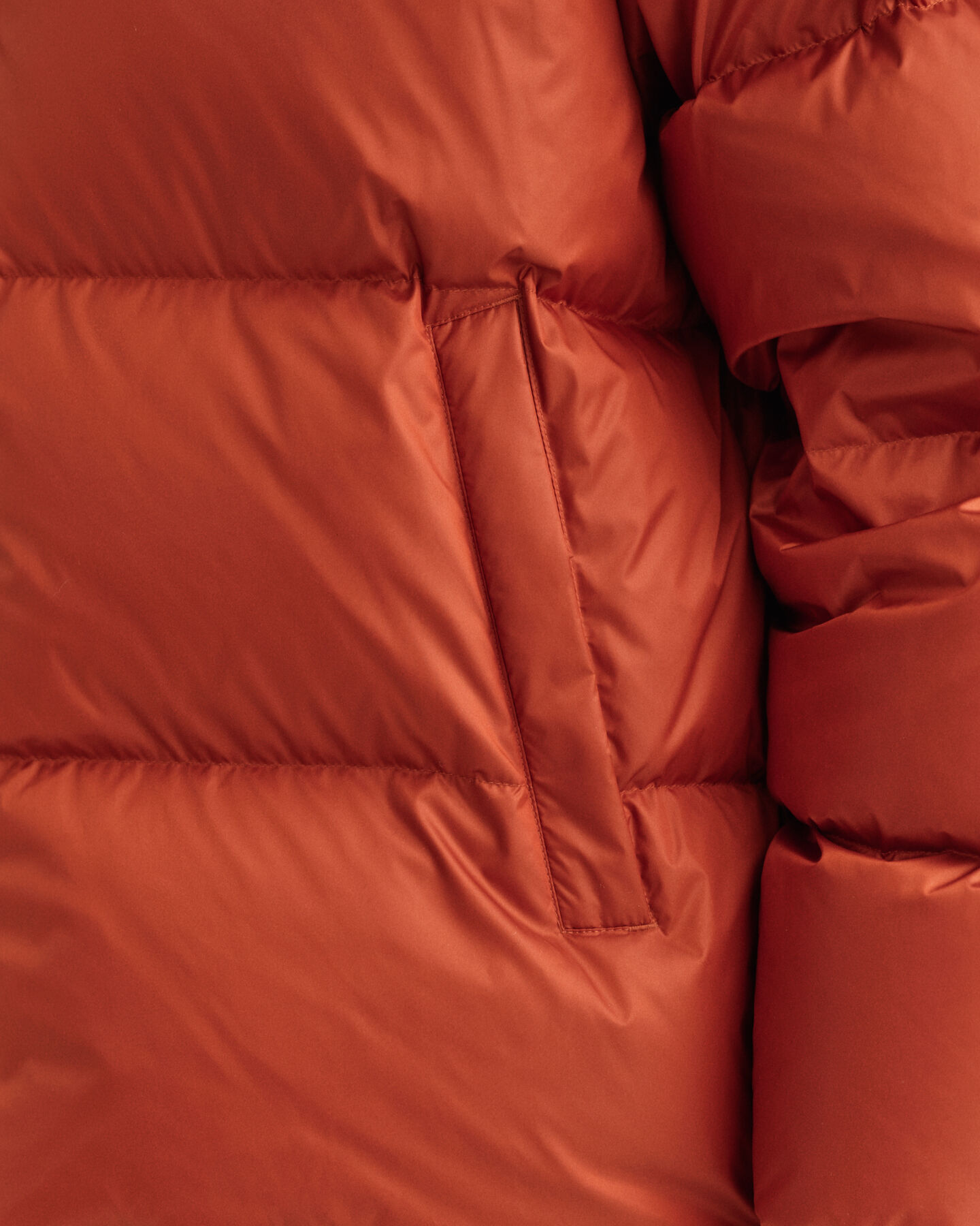 Kiiltävä toppatakki