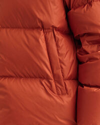 Kiiltävä toppatakki