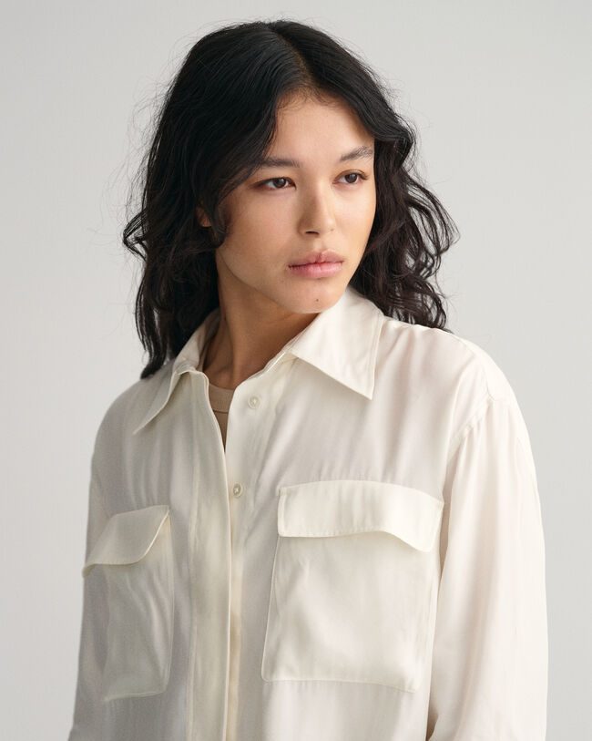 Relaxed fit ‑mitoitettu taskullinen paita