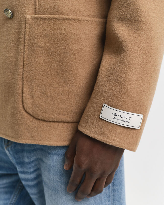 Käsin tikattu klubitakki