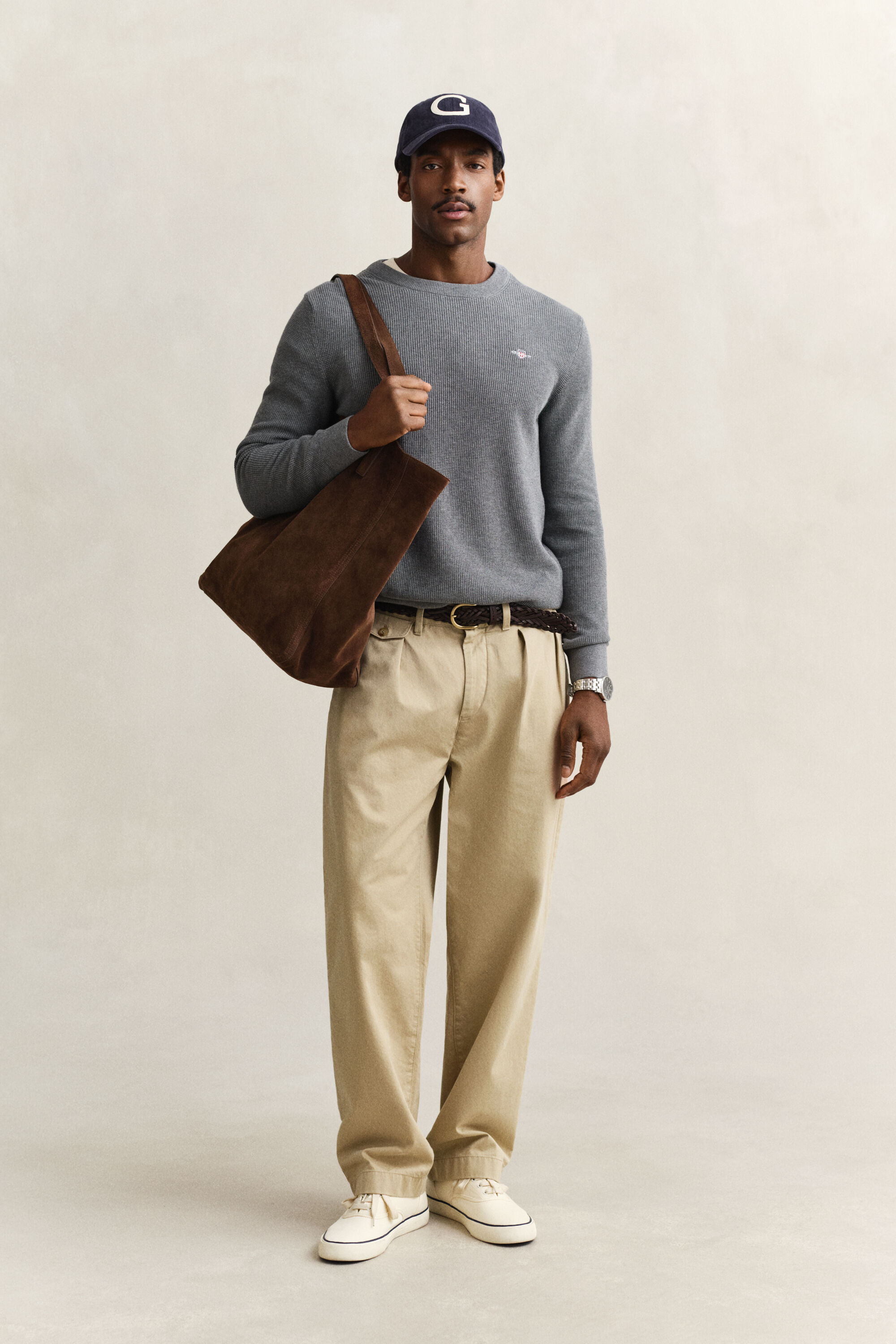 Kohopintainen puuvillaneulepusero, jossa pyöreä pääntie