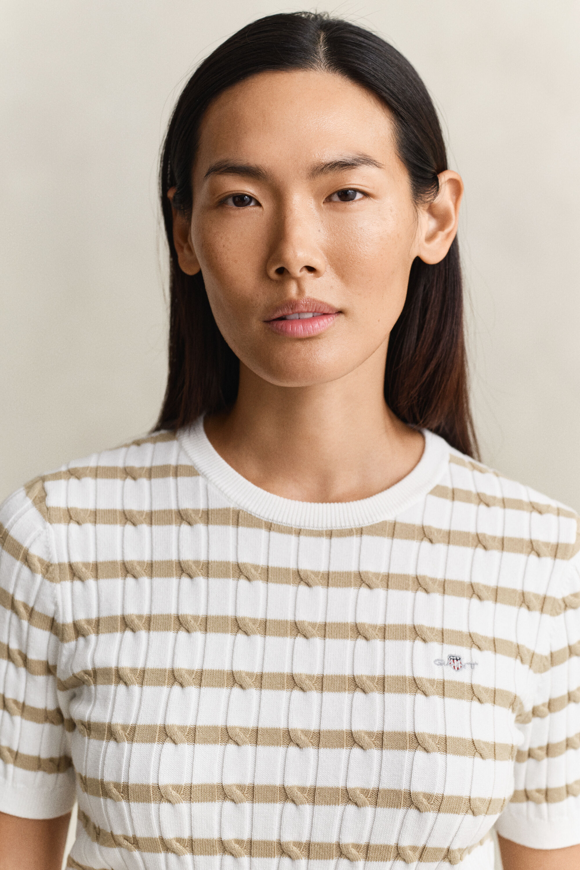 Lyhythihainen raidallinen palmikkoneulepusero