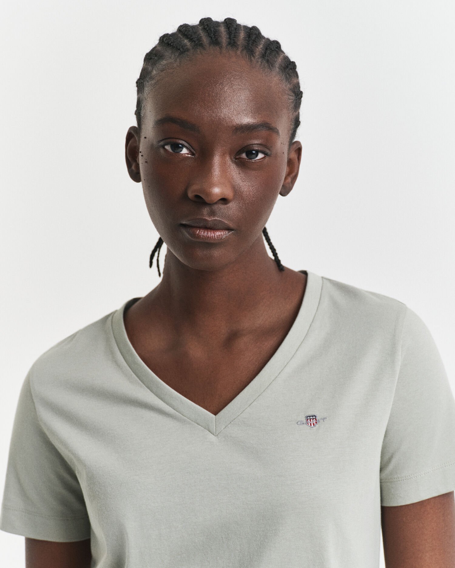 Shield-t‑paita, jossa v-pääntie