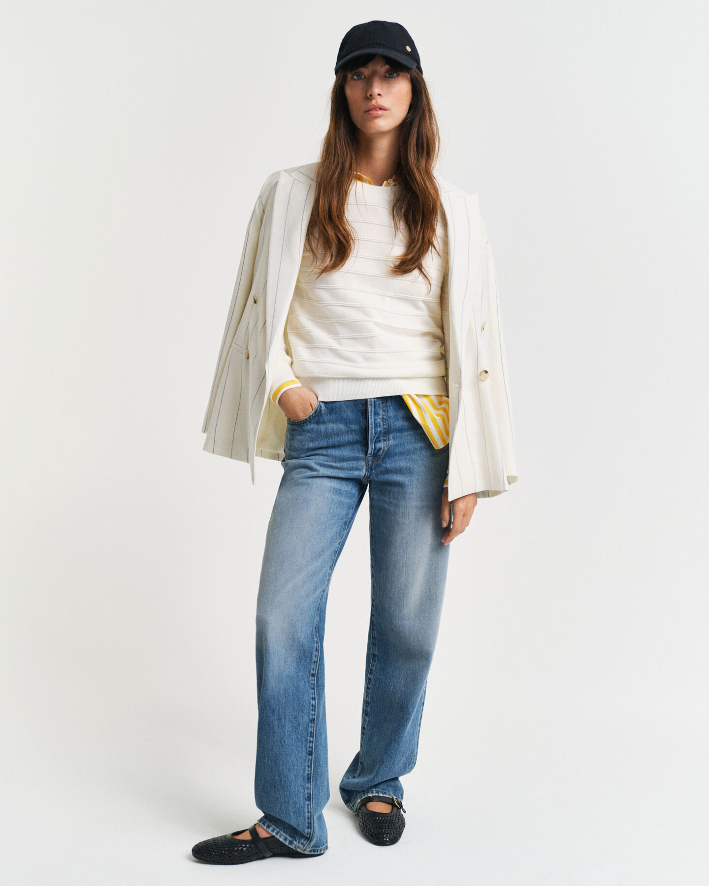 Kohopintainen puuvillaneulepusero, jossa pyöreä pääntie