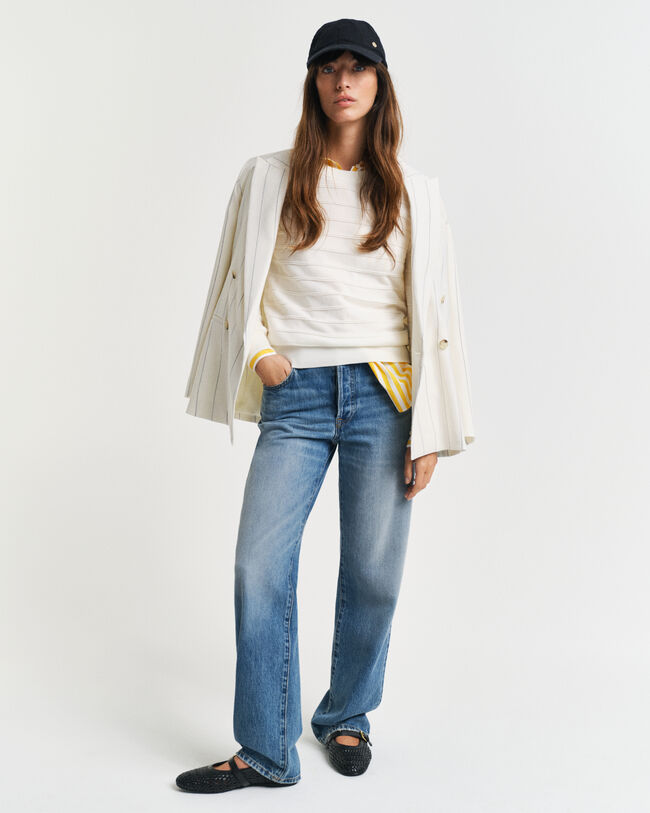 Kohopintainen puuvillaneulepusero, jossa pyöreä pääntie