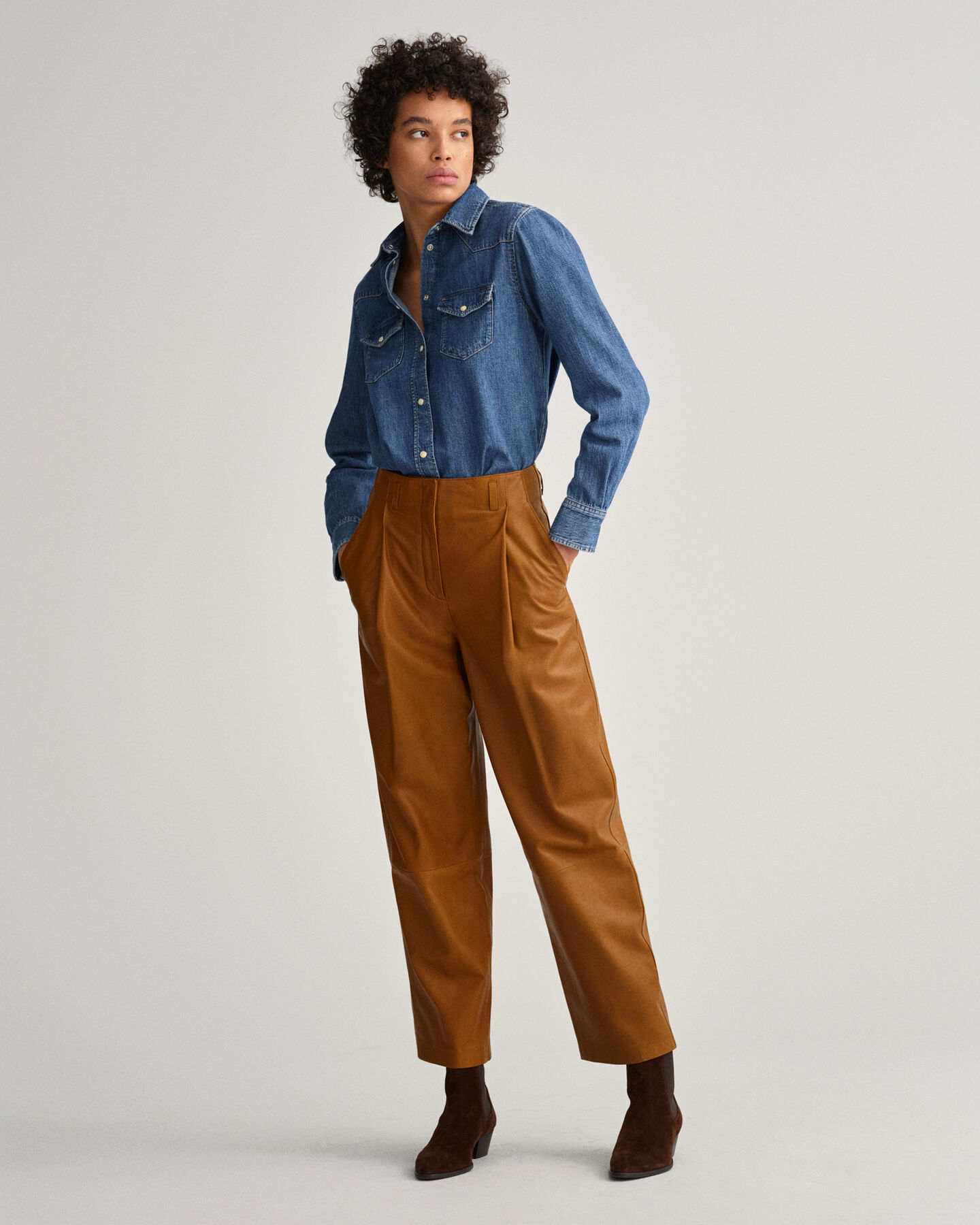 Regular fit ‑mitoitettu farkkupaita