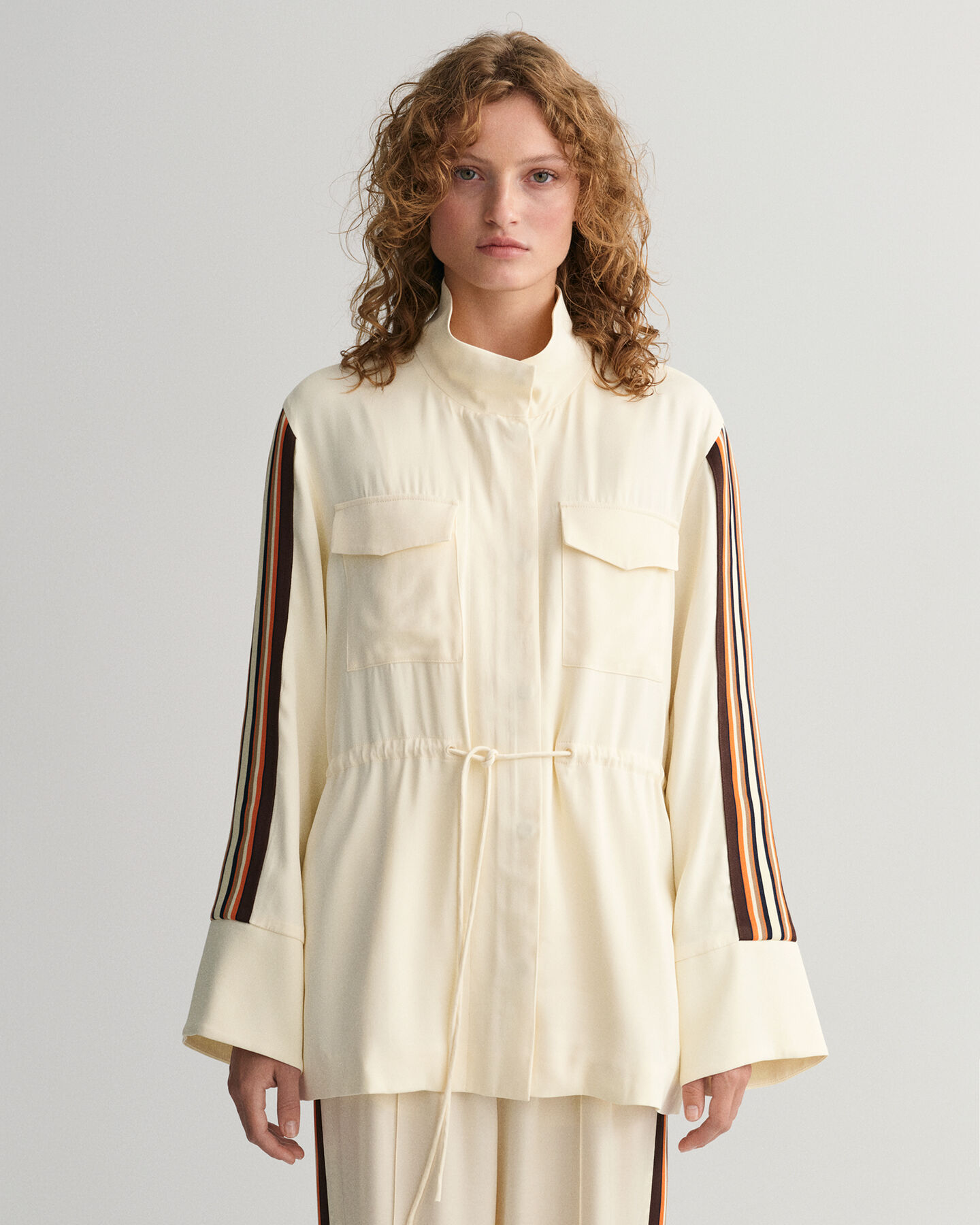 Relaxed fit ‑mitoitettu raidallinen takki