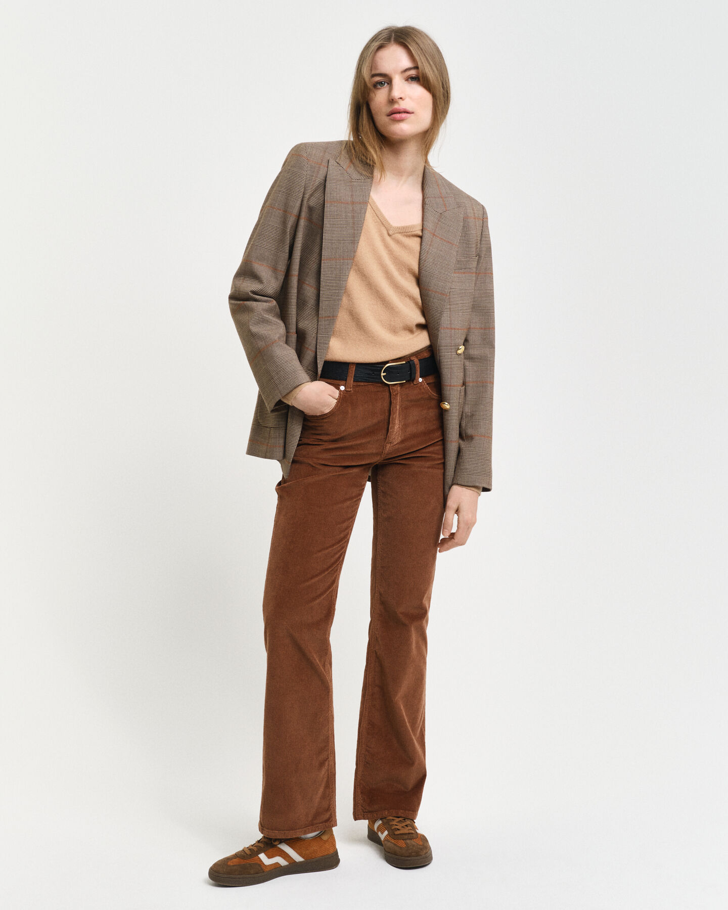 V‑neulepusero eritt&auml;in hienoa lampaanvillaa