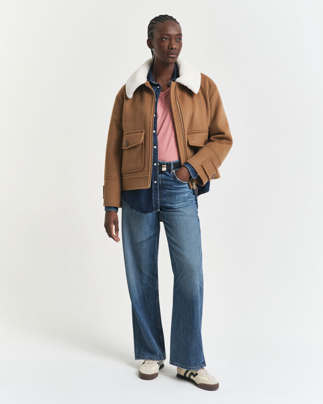 Shield-t‑paita, jossa v-pääntie