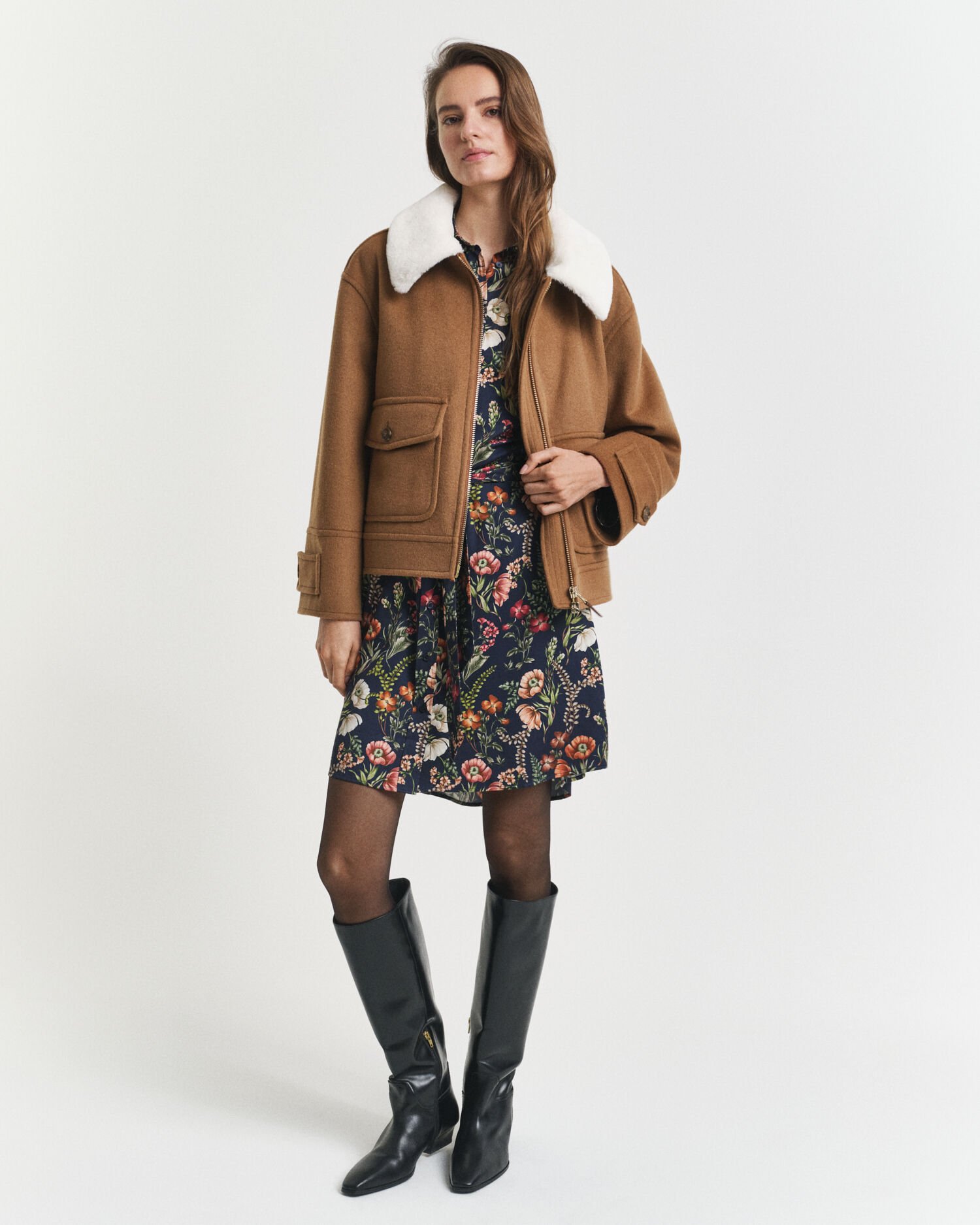 Kukkakuvioinen viskoosikankainen paitamekko