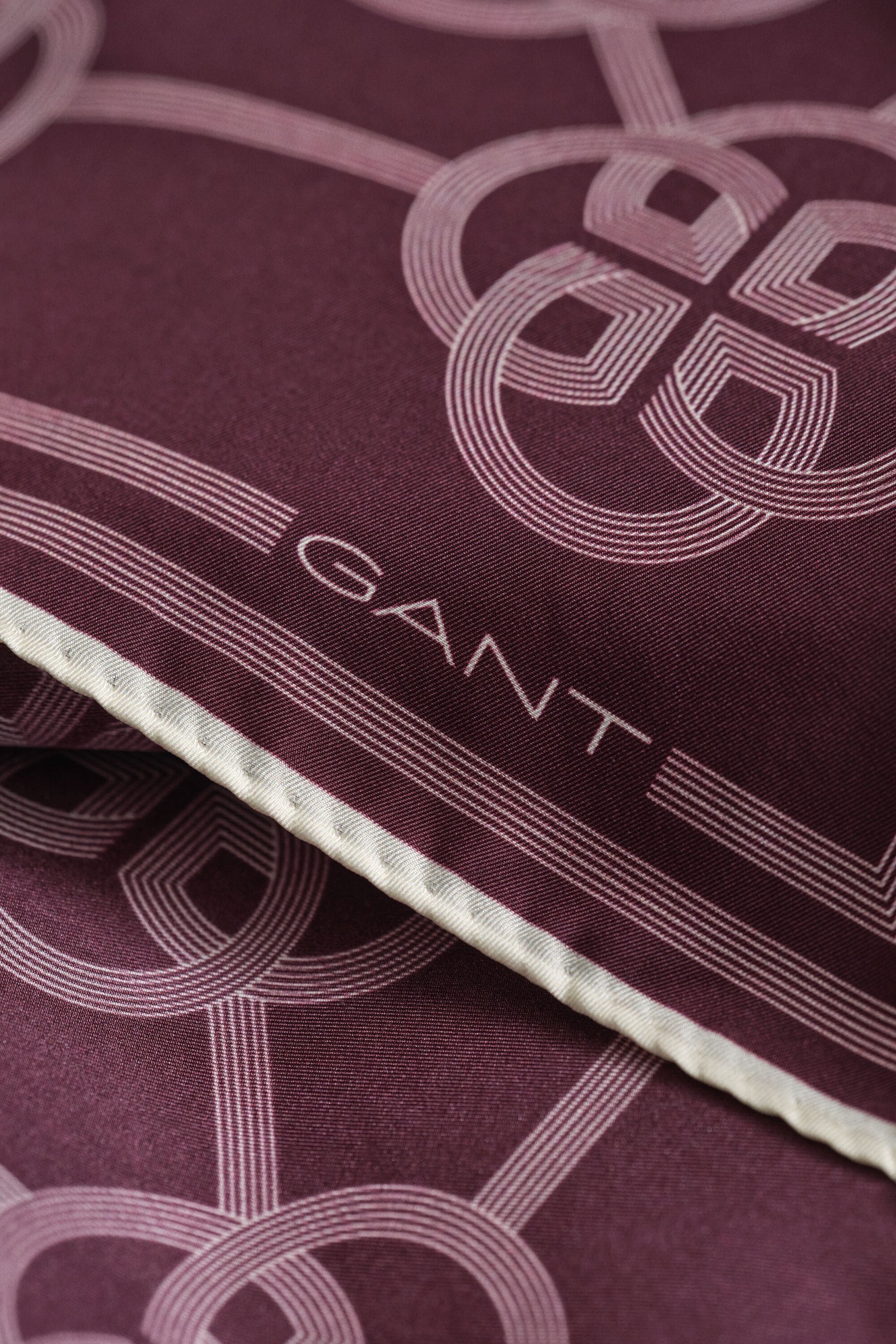 Silkkihuivi monogrammiprinttikuosilla
