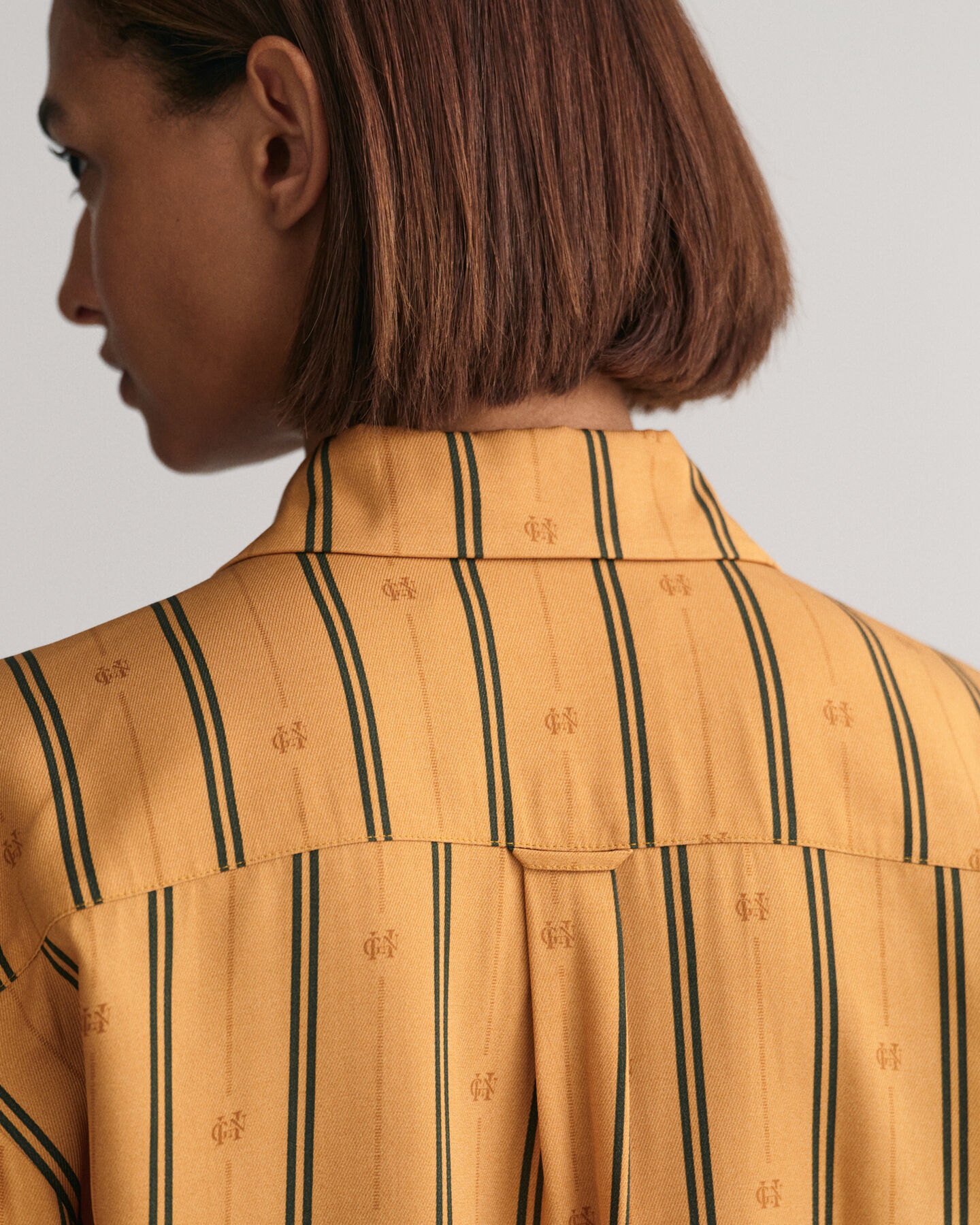 Relaxed&nbsp;fit ‑mitoitettu Monogram-raitapaita