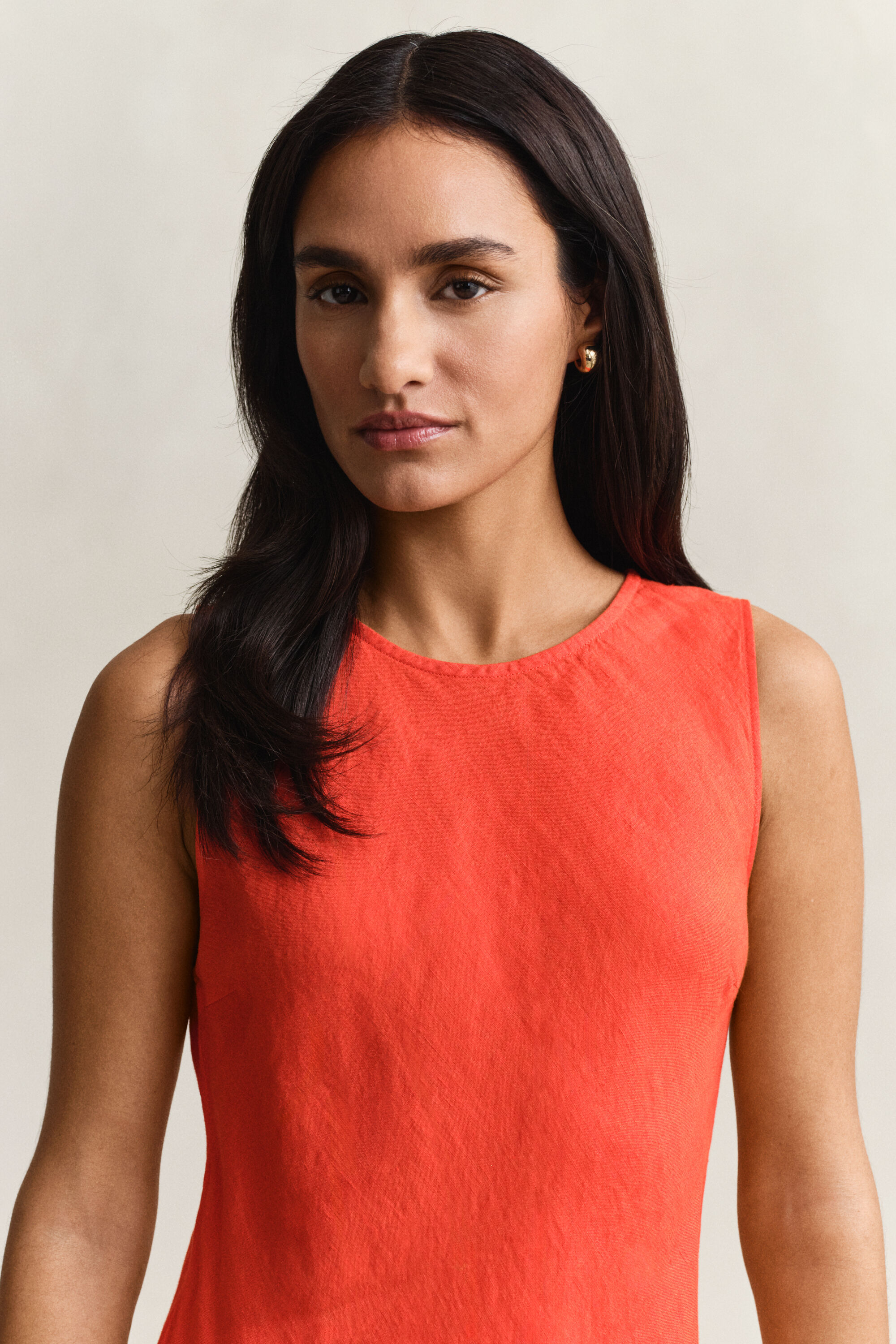 Vinoon leikattu midimittainen pellavamekko