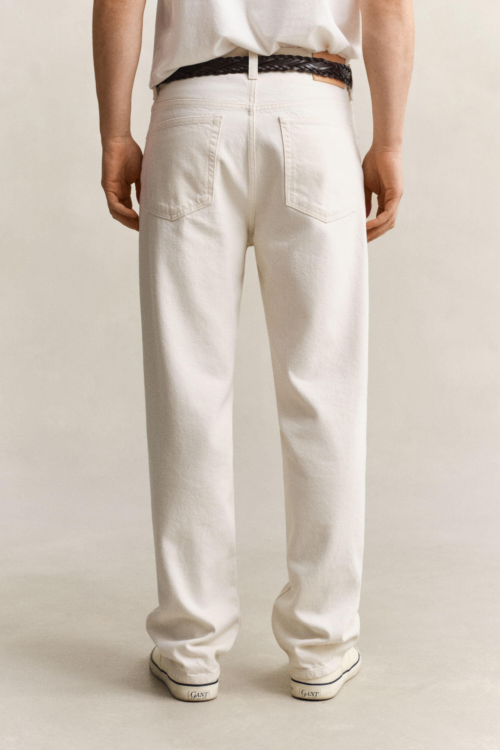 Luonnonväriset suorat farkut