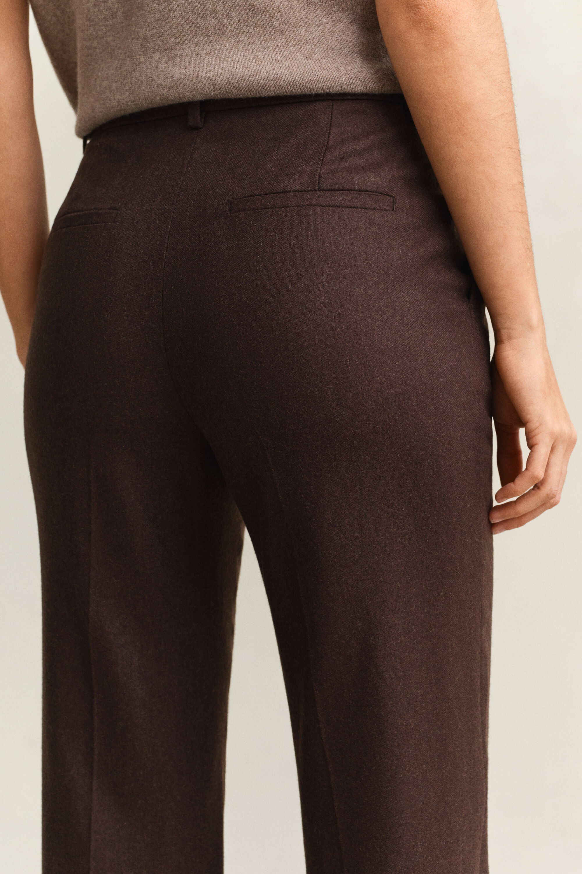 Slim fit ‑mitoitetut alaspäin levenevät flanellihousut