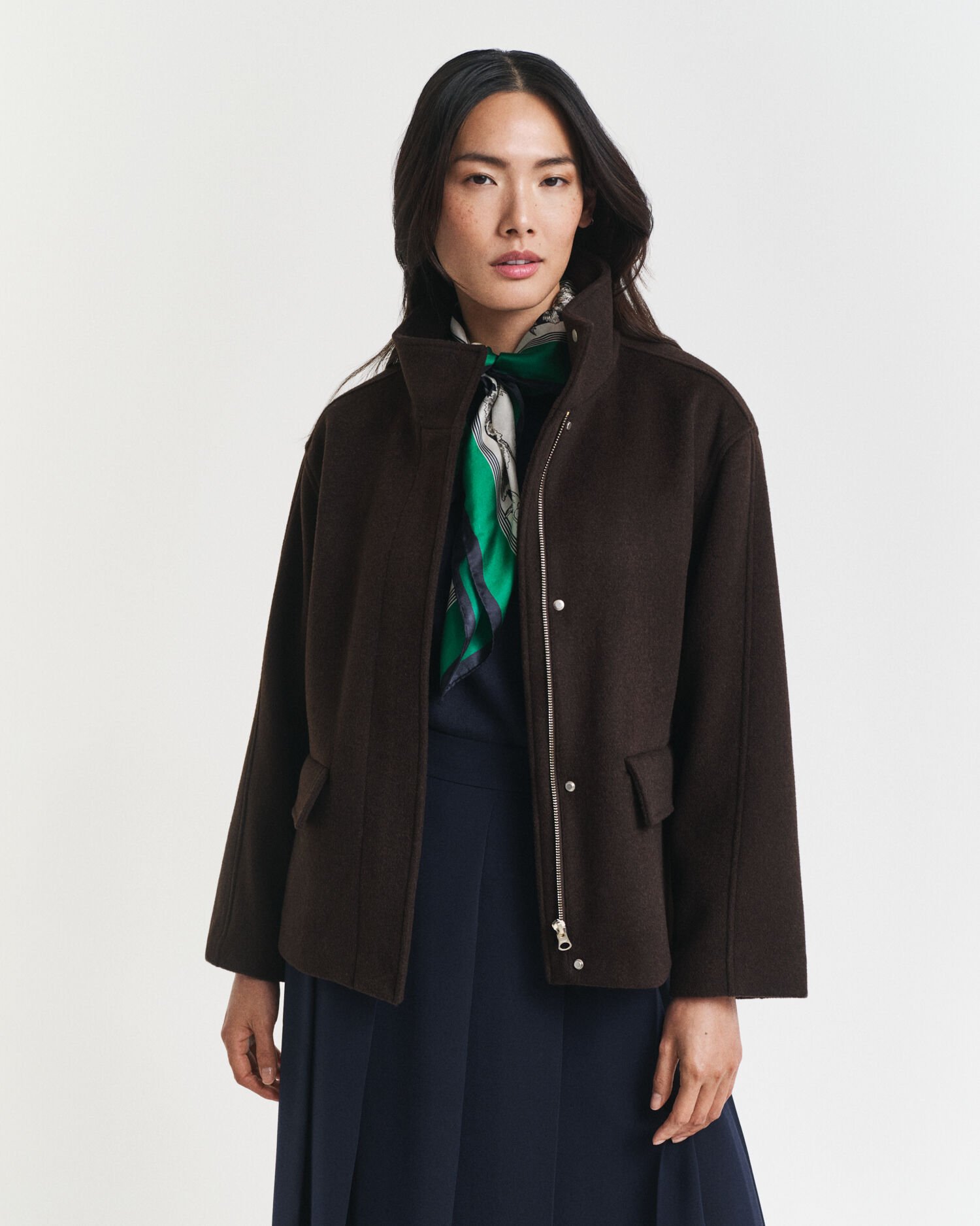 Lyhyt vetoketjullinen villakangastakki