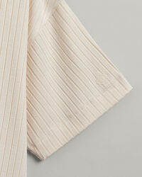 Detail-t‑paita puolipituisilla hihoilla ja sivuhalkioilla