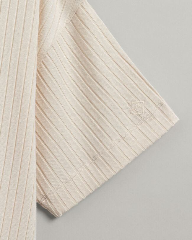 Detail-t‑paita puolipituisilla hihoilla ja sivuhalkioilla