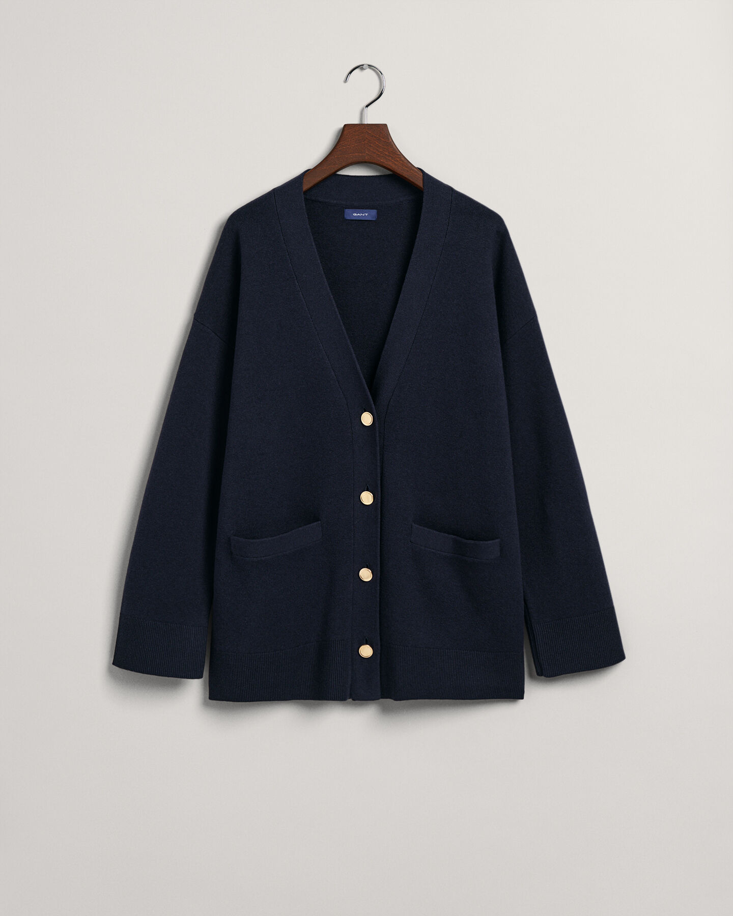 Relaxed fit ‑mitoitettu neuletakki, jossa v-pääntie