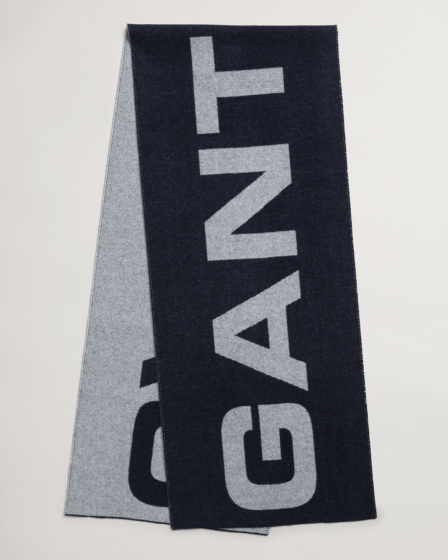 Kontrastivärinen villahuivi