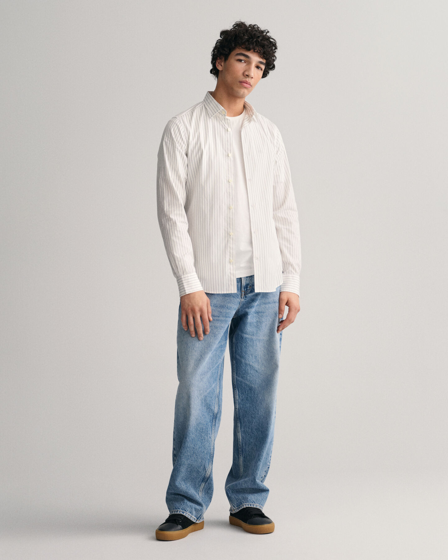 Slim&nbsp;fit ‑mitoitettu liituraitakuosinen juhlapaita