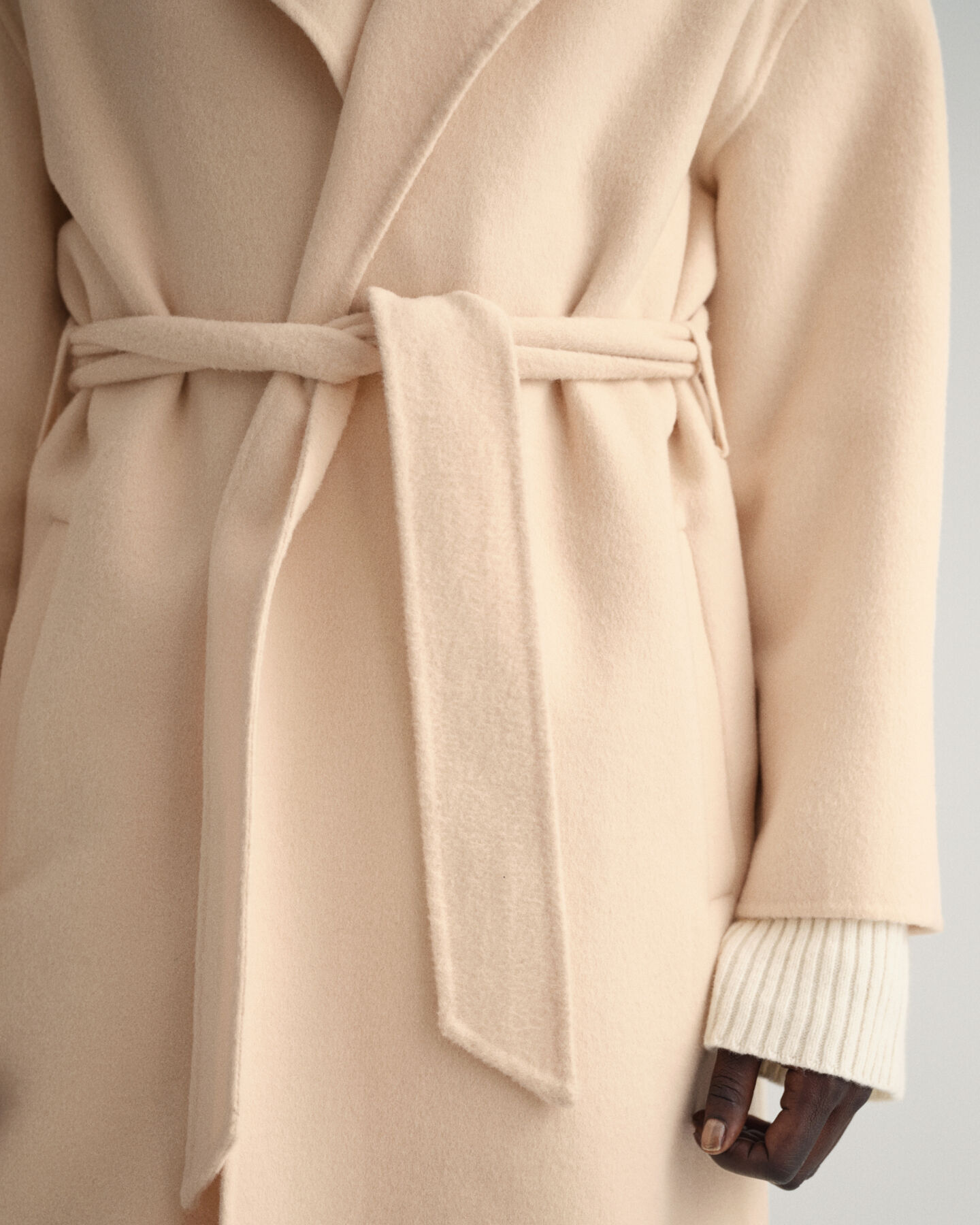 Käsin tikattu takki vyöllä