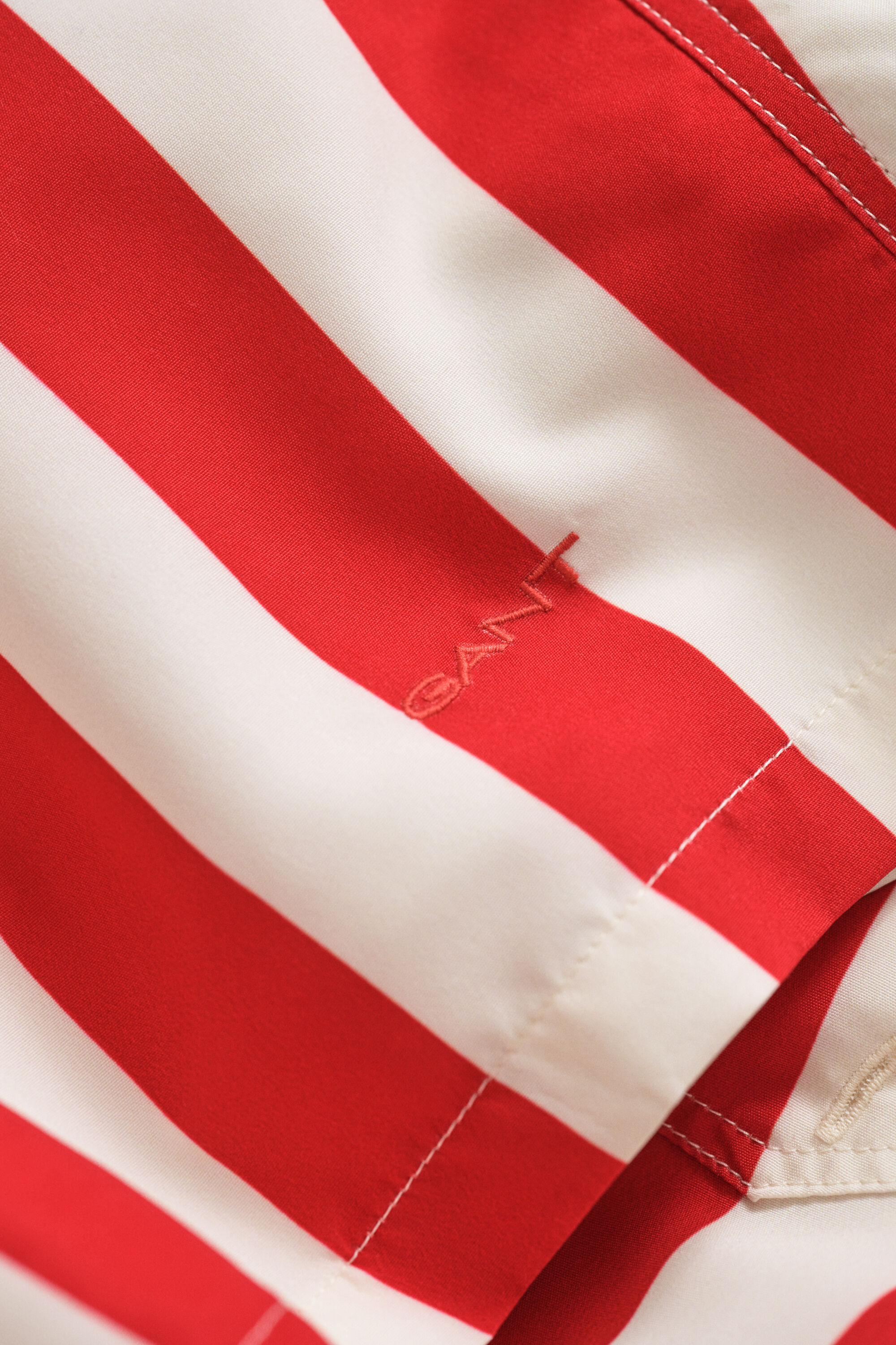 Leveäraidalliset uimashortsit