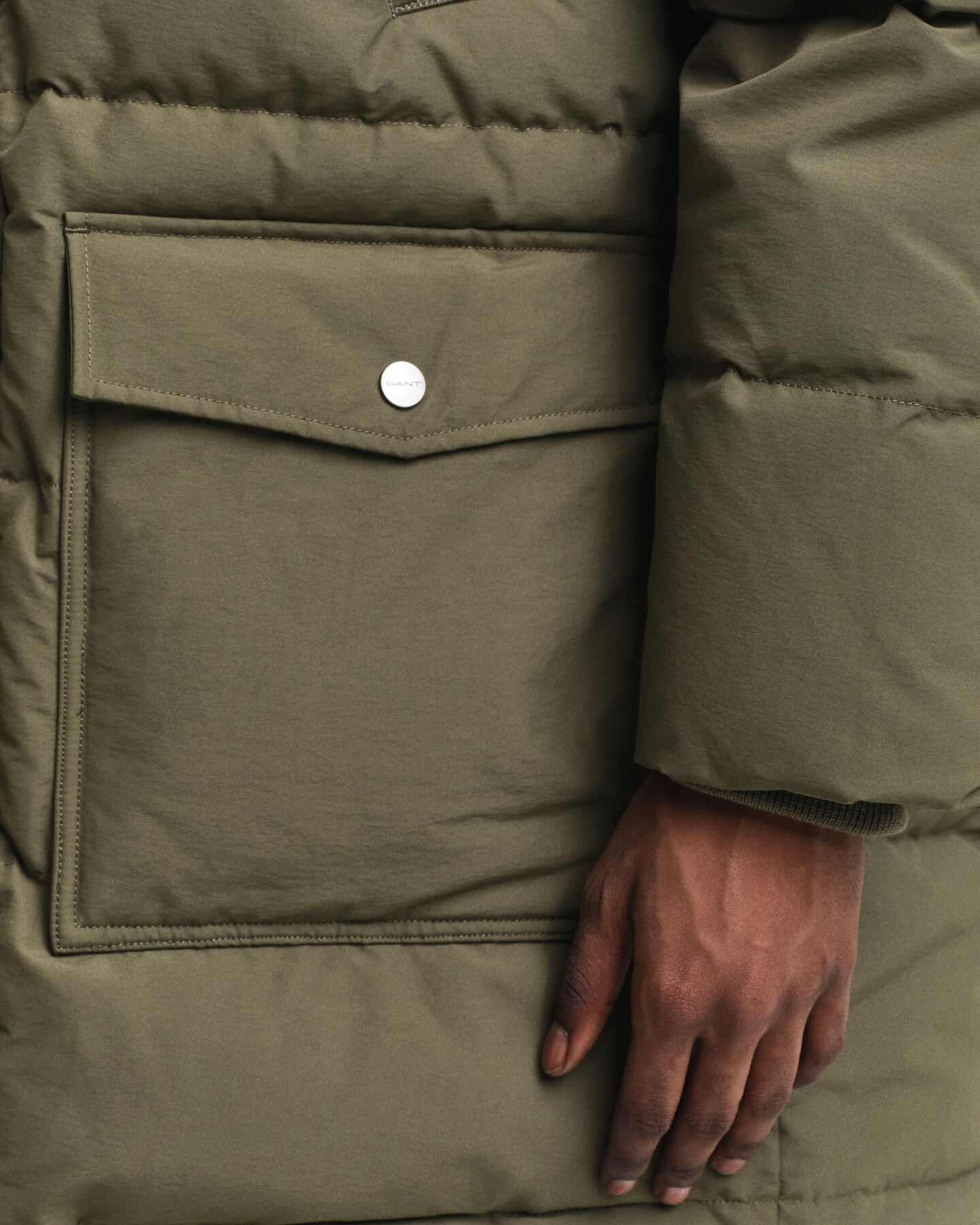 Paksu keskipitkä untuvatakki