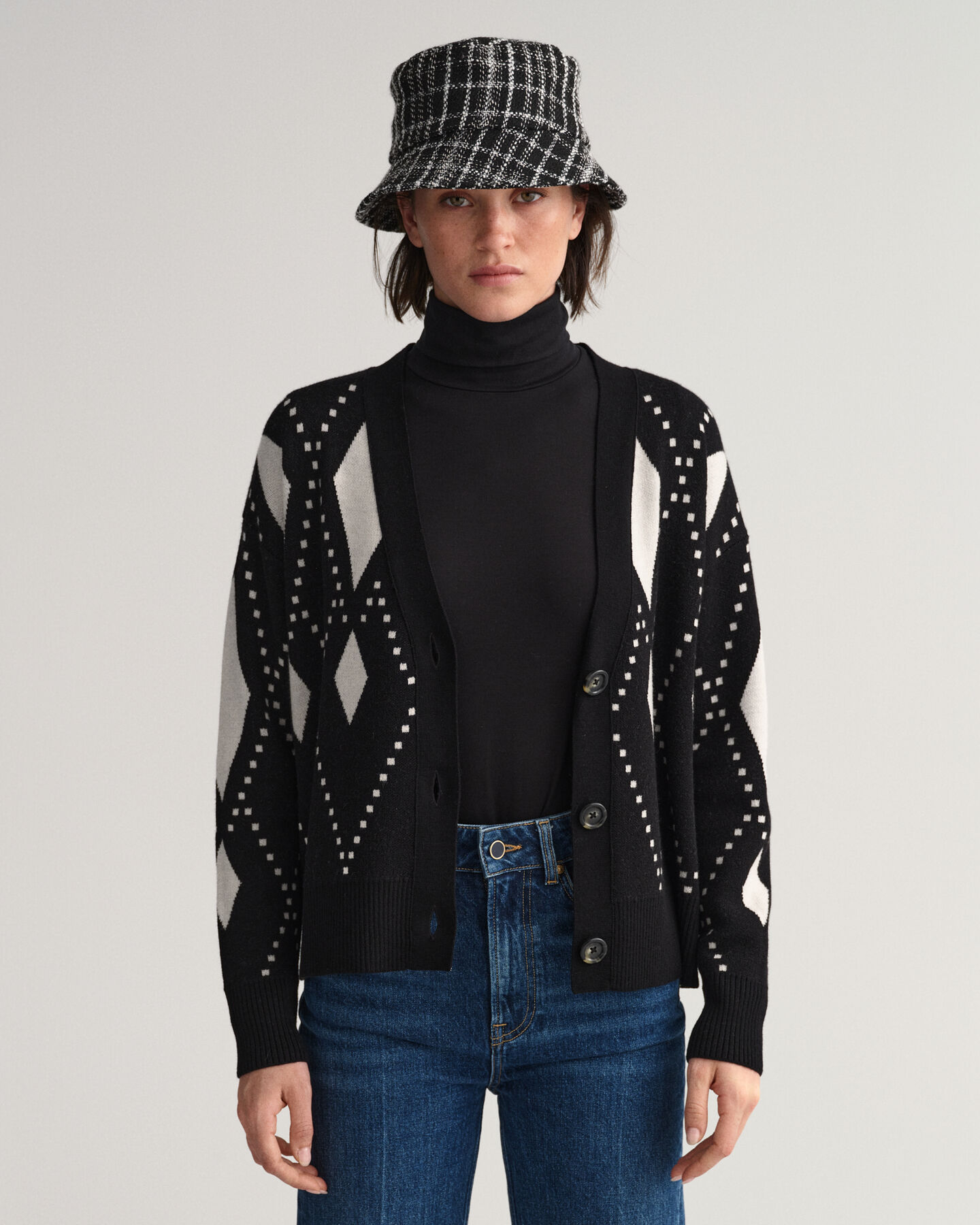 Argyle-neuletakki, v‑p&auml;&auml;ntie